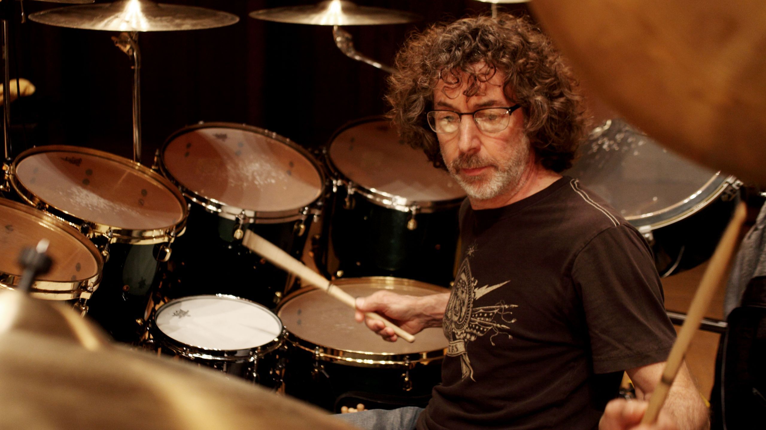 2560x1440 I Got A Hacksaw And I Chopped Down The Stand And Put The Hi Hats Down There”: How The Right Handed Simon Phillips Learned To Play Left Handed As A Young Drummer