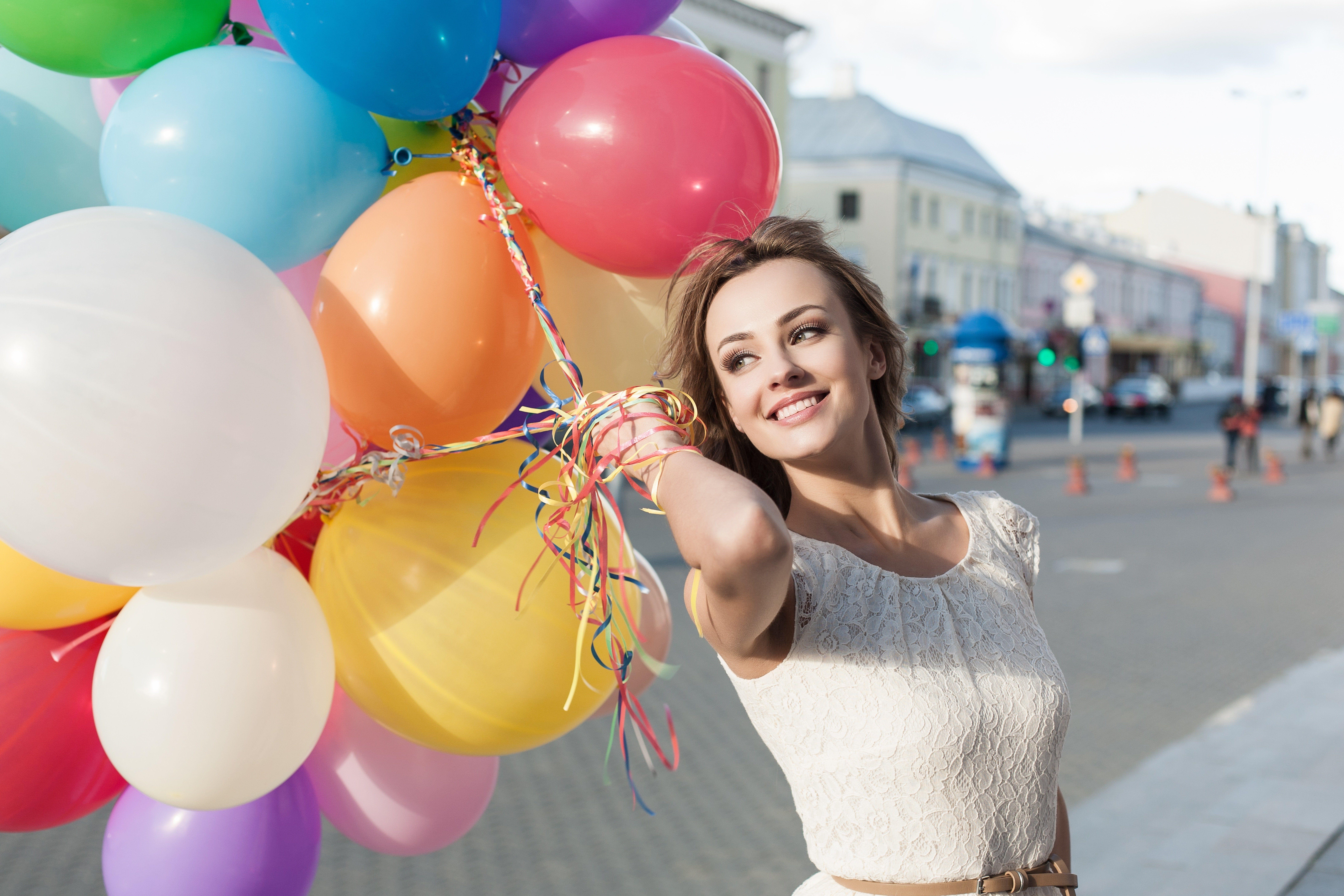 8736x5824 Balloons city girl mood smile beautiful color happy wallpaperx5824