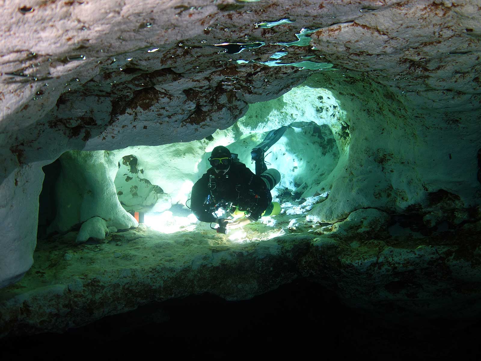 1600x1200 Why cave dive?