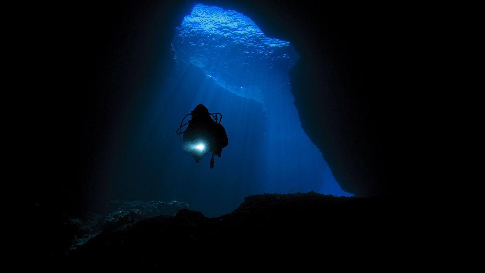 1600x900 Cave & cavern diving
