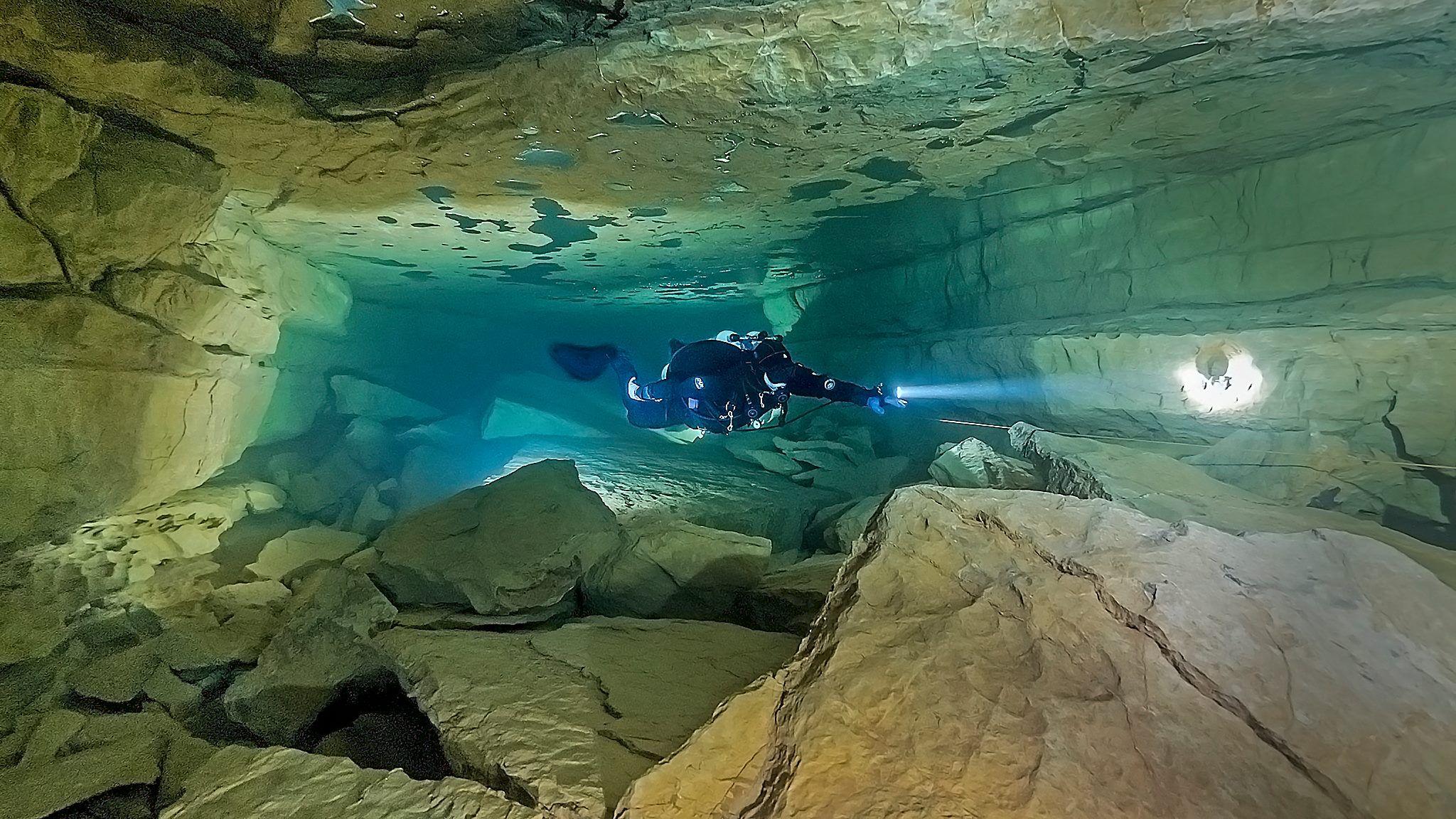2048x1152 Cave Diving