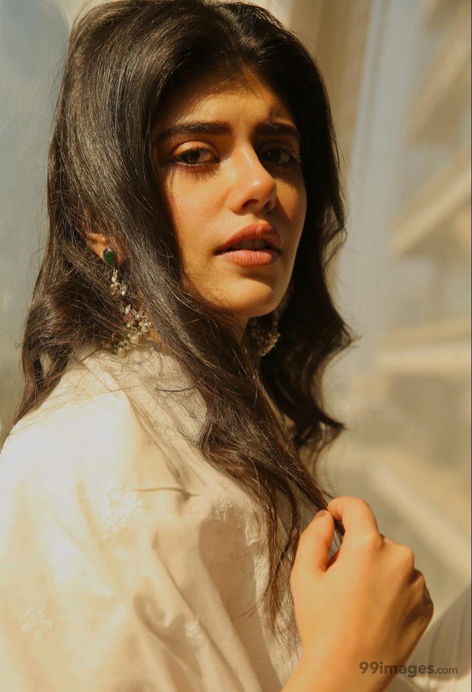 921x1350 Sanjana Sanghi Hot HD Photo & Wallpaper for mobile