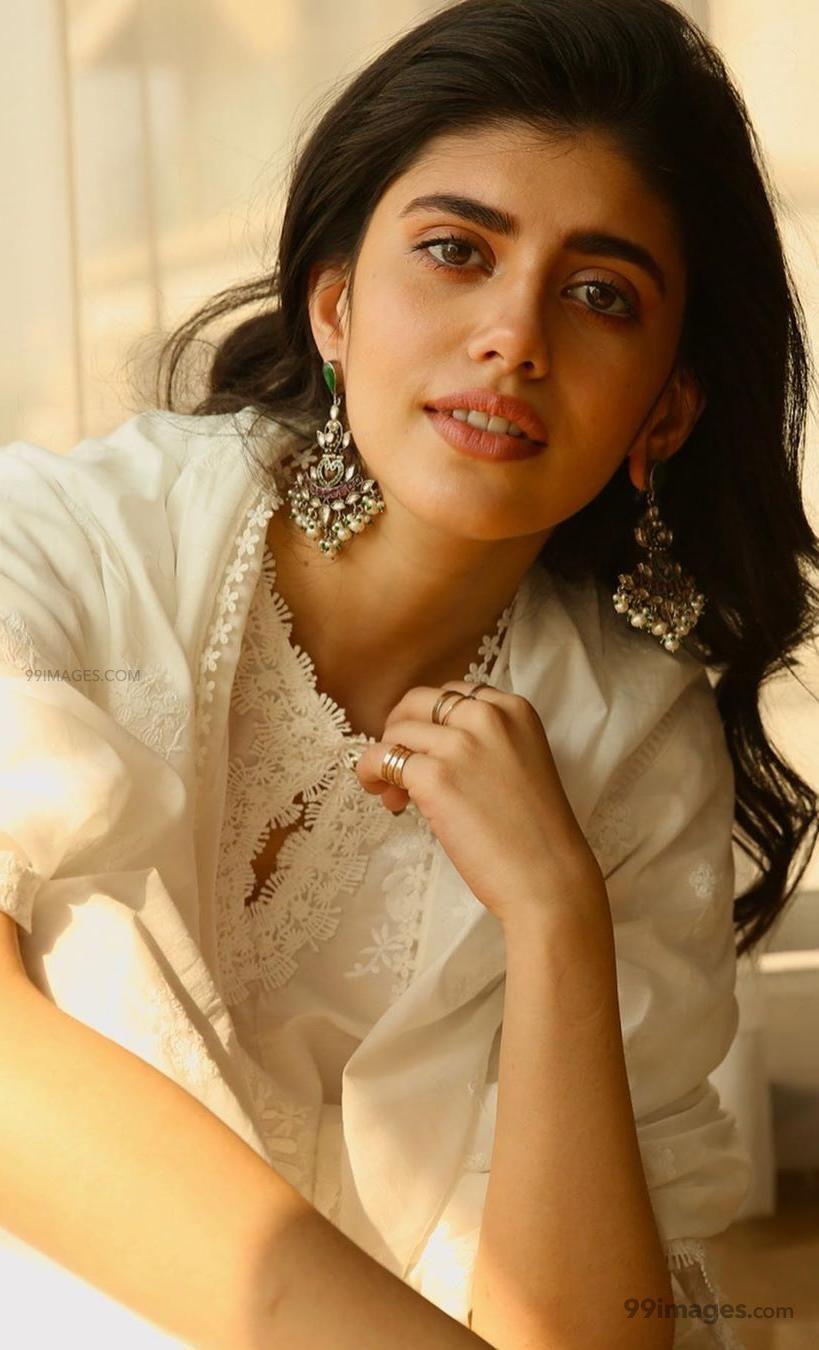 819x1350 Sanjana Sanghi Hot HD Photo & Wallpaper for mobile