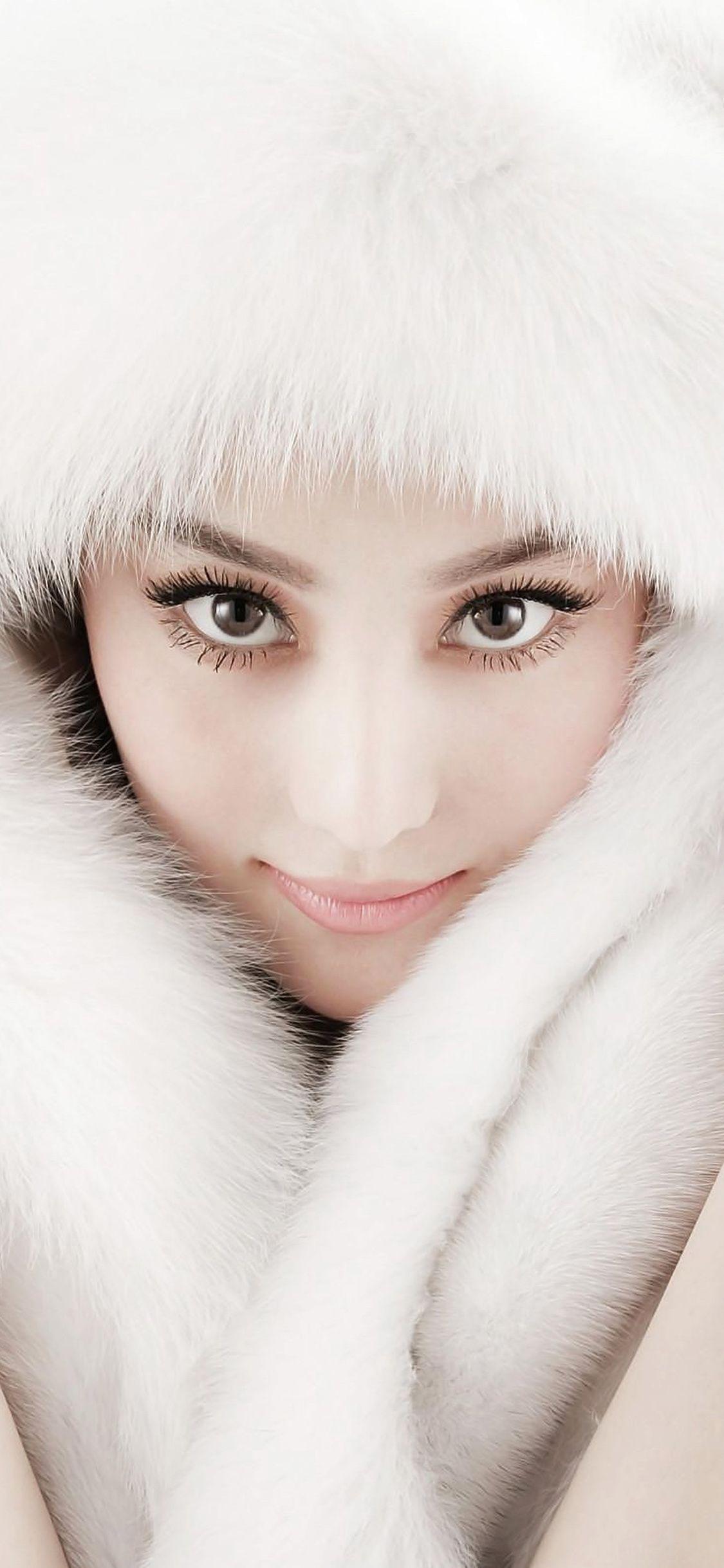 1125x2436 White Chinese Asian Girl Fur Wallpaper