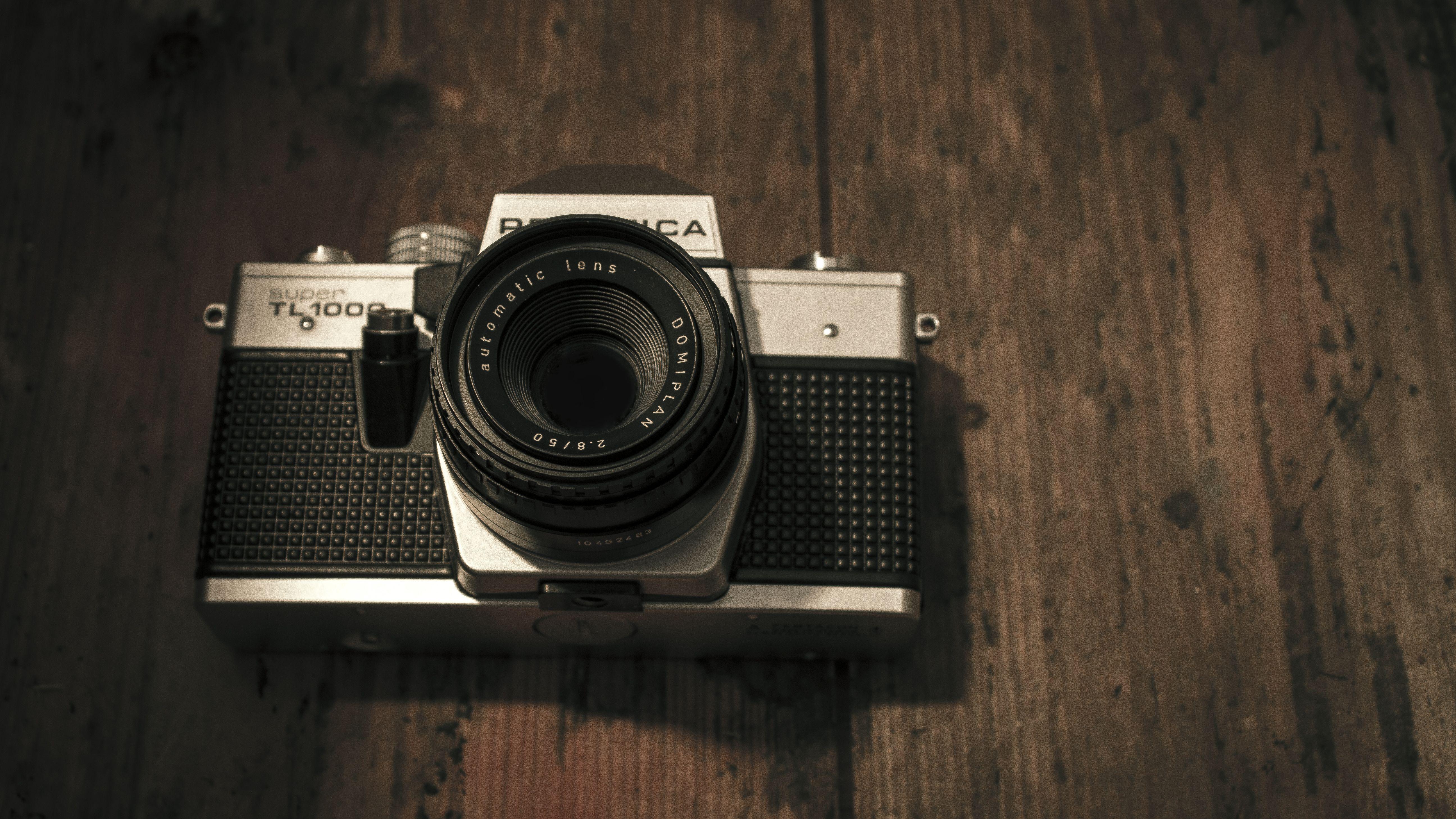 5184x2916 Vintage Camera Wallpaper