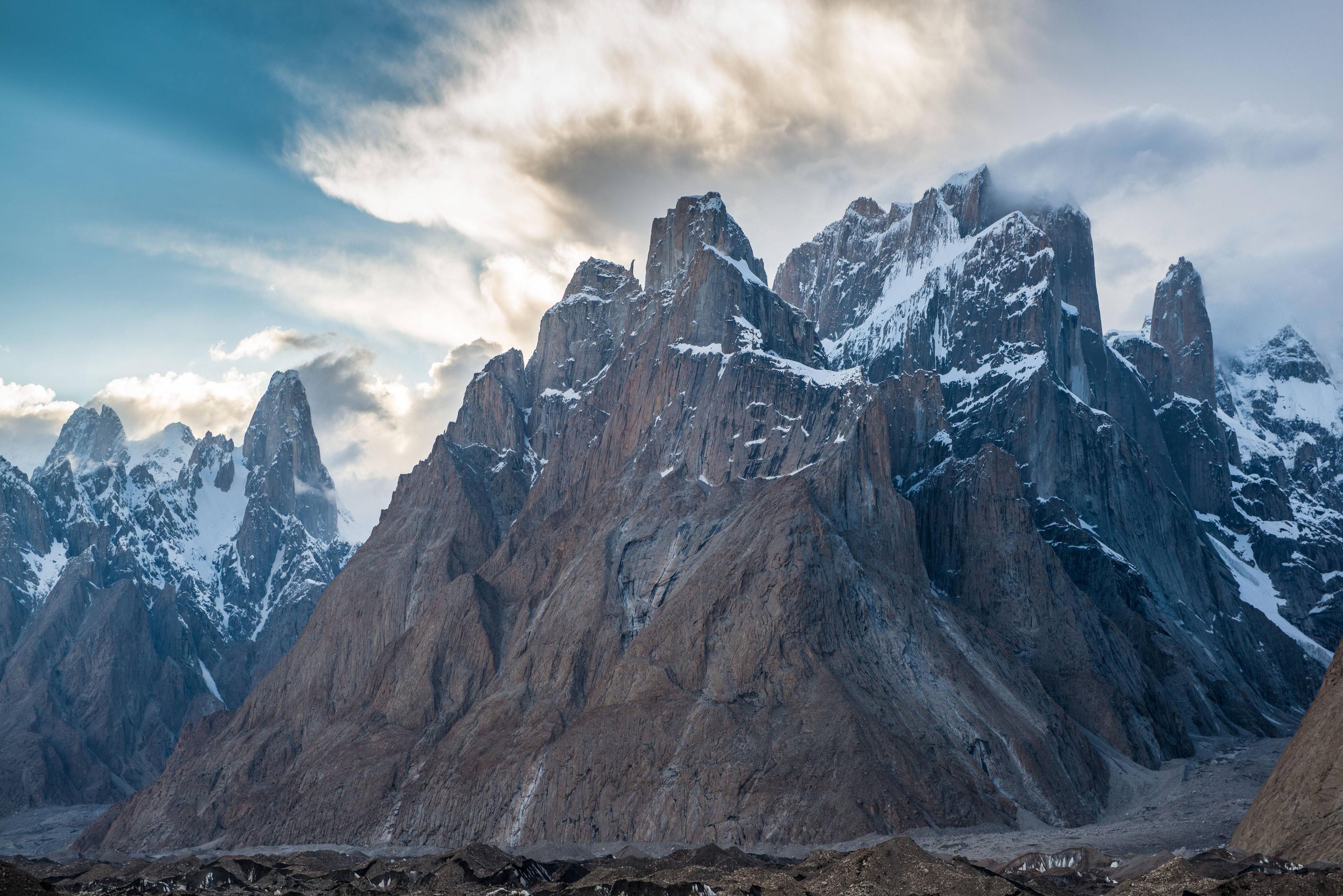 A lot of mountains. Башни Транго Каракорум. Транго Тауэр гора. Пик горы Эверест. Башни Транго Каракорум Пакистан.