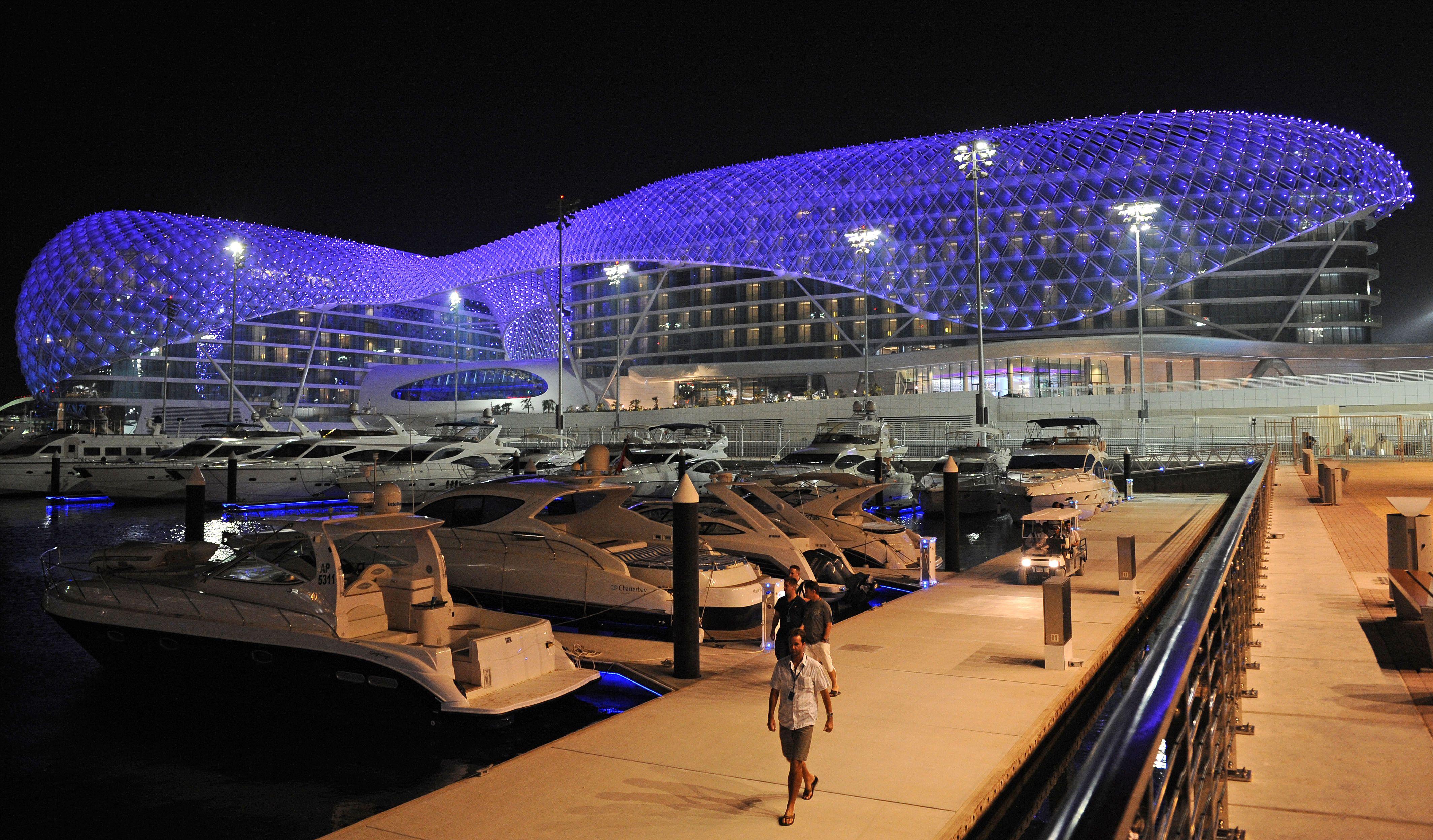 4256x2496 Tiromancino: Review. Yas Hotel in Abu Dhabi, United Arab Emirates
