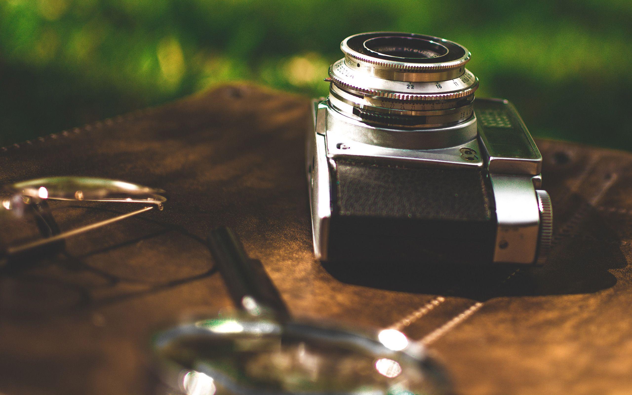 2560x1600 Retro Old Camera Magnifying Glass 2560x1600 Resolution