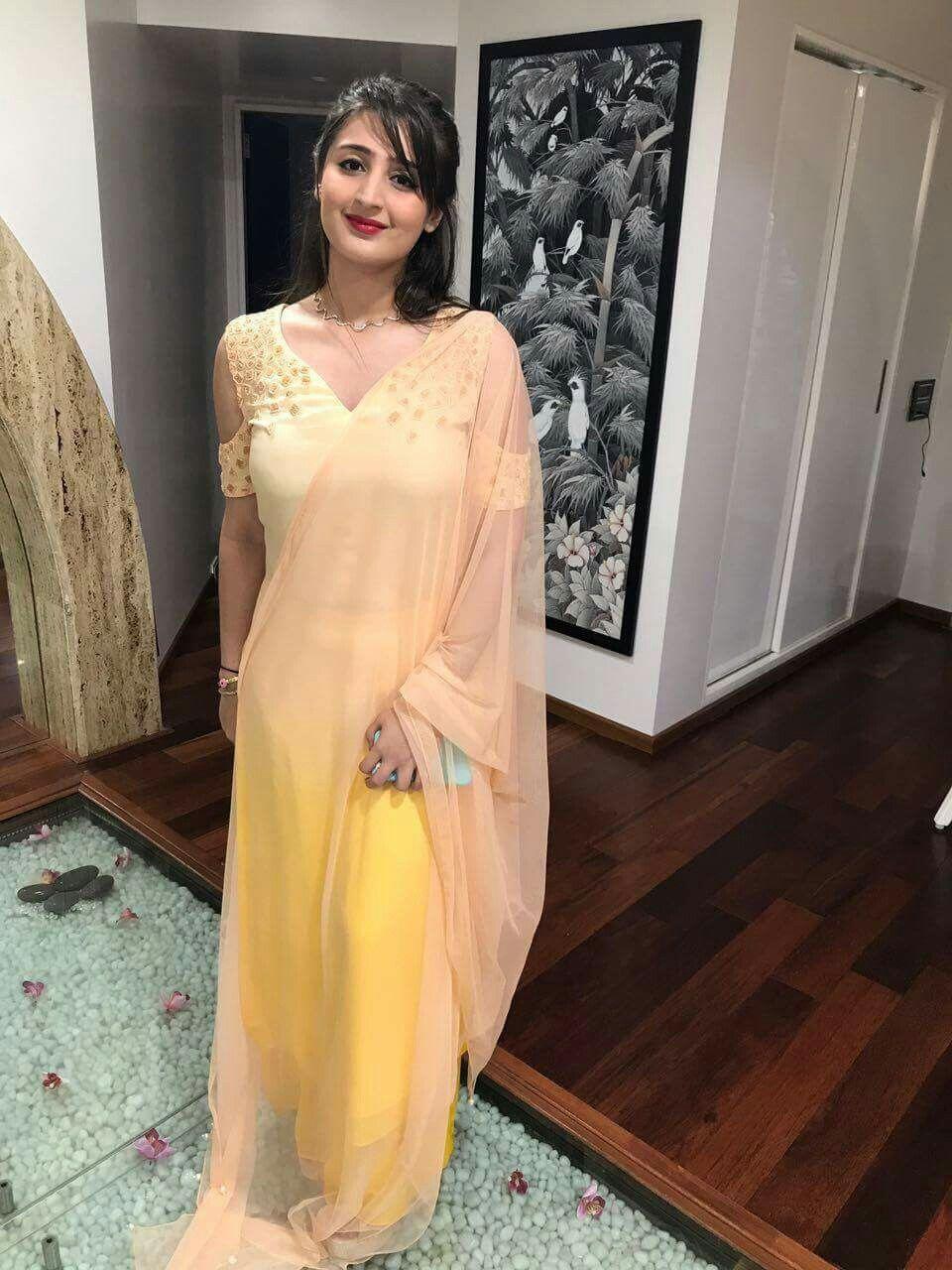 960x1280 Dhvani Bhanushali Wallpaper
