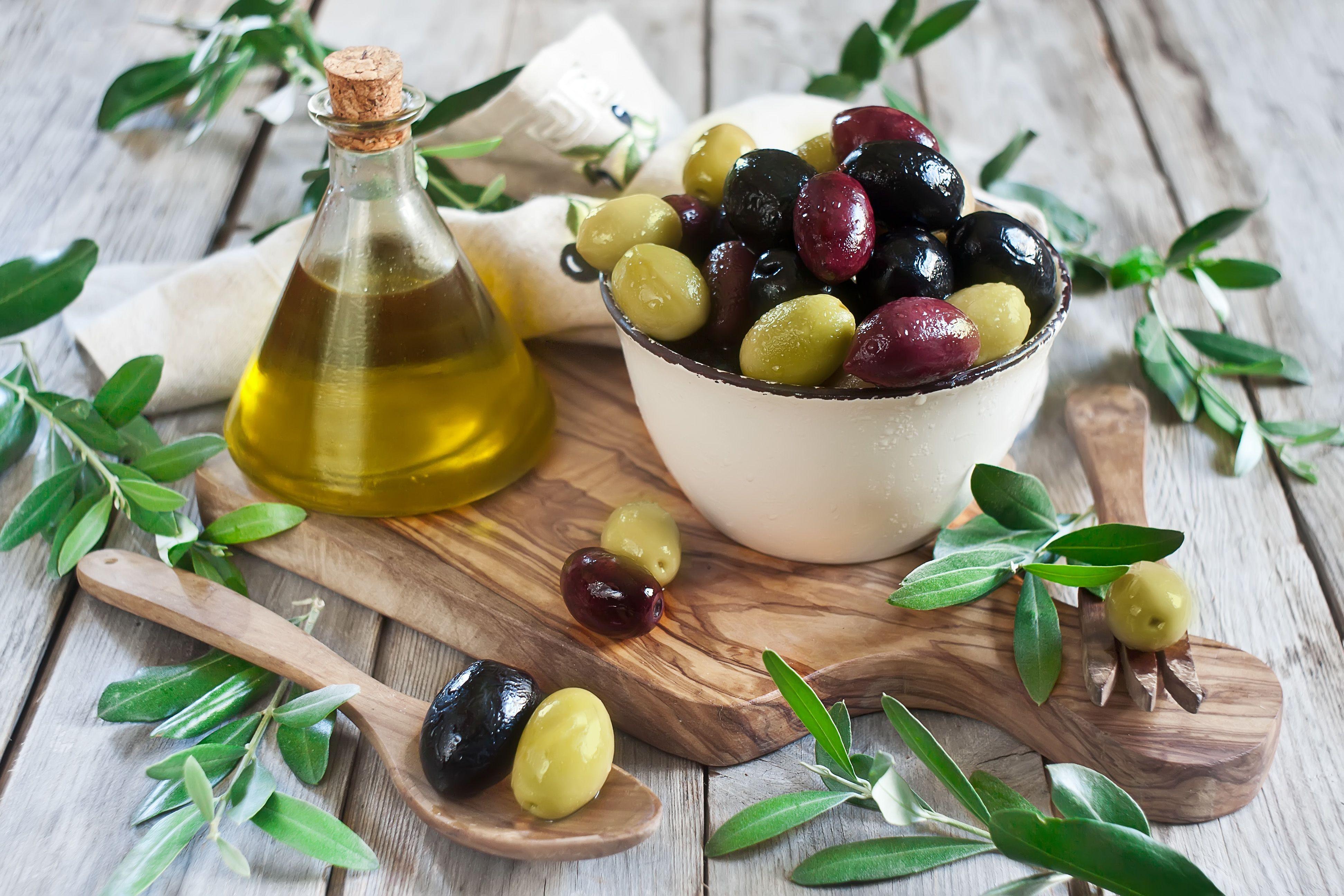 3888x2592 Free download olive oil wooden bowl spoon olives leaves Wallpaper