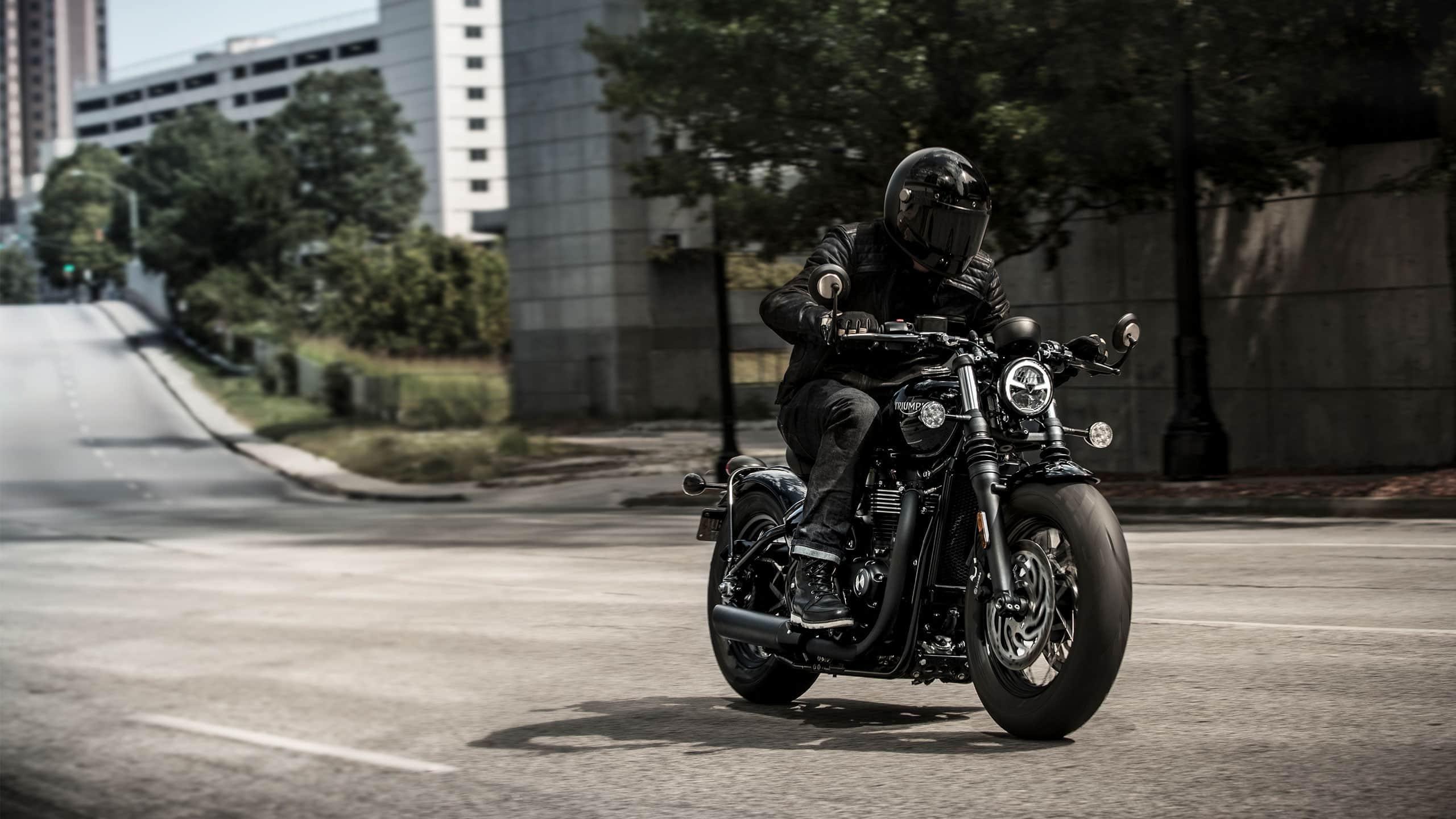 2560x1440 New Triumph Bonneville Bobber Black