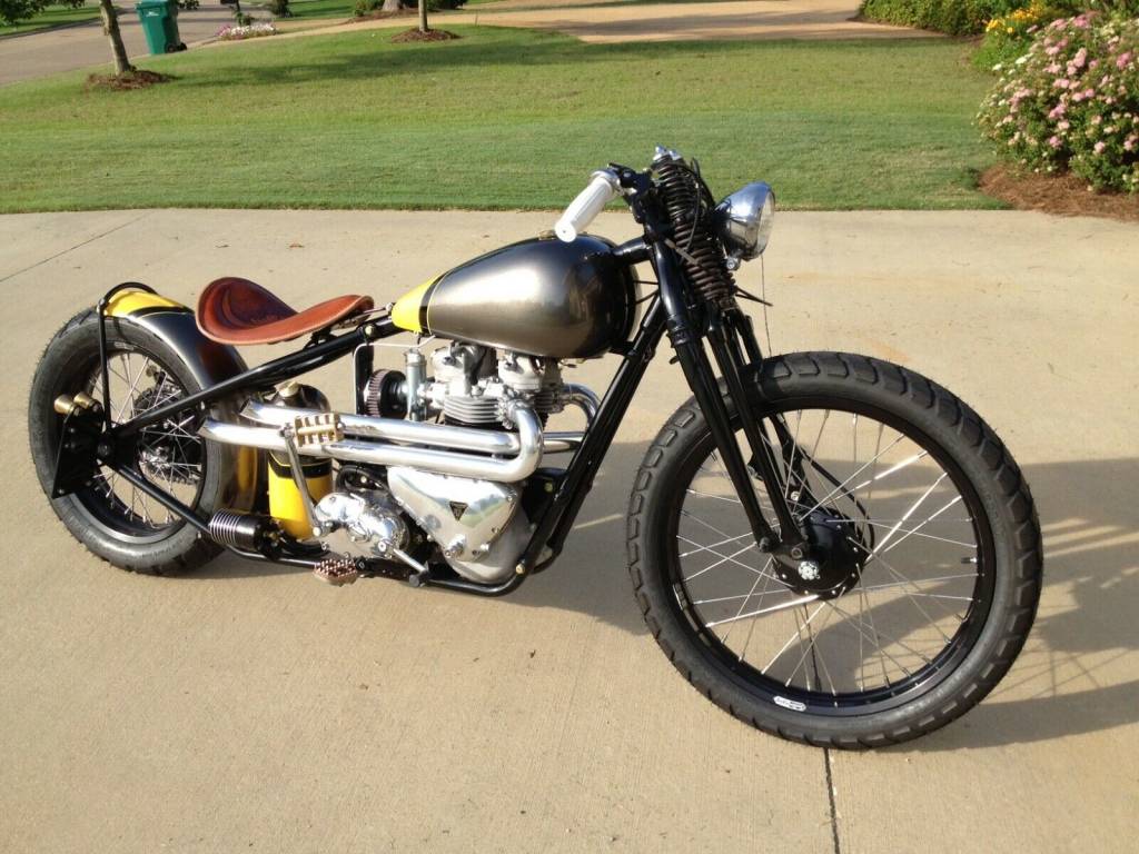 1024x768 Triumph bobber 1961. Exterior color : Gray