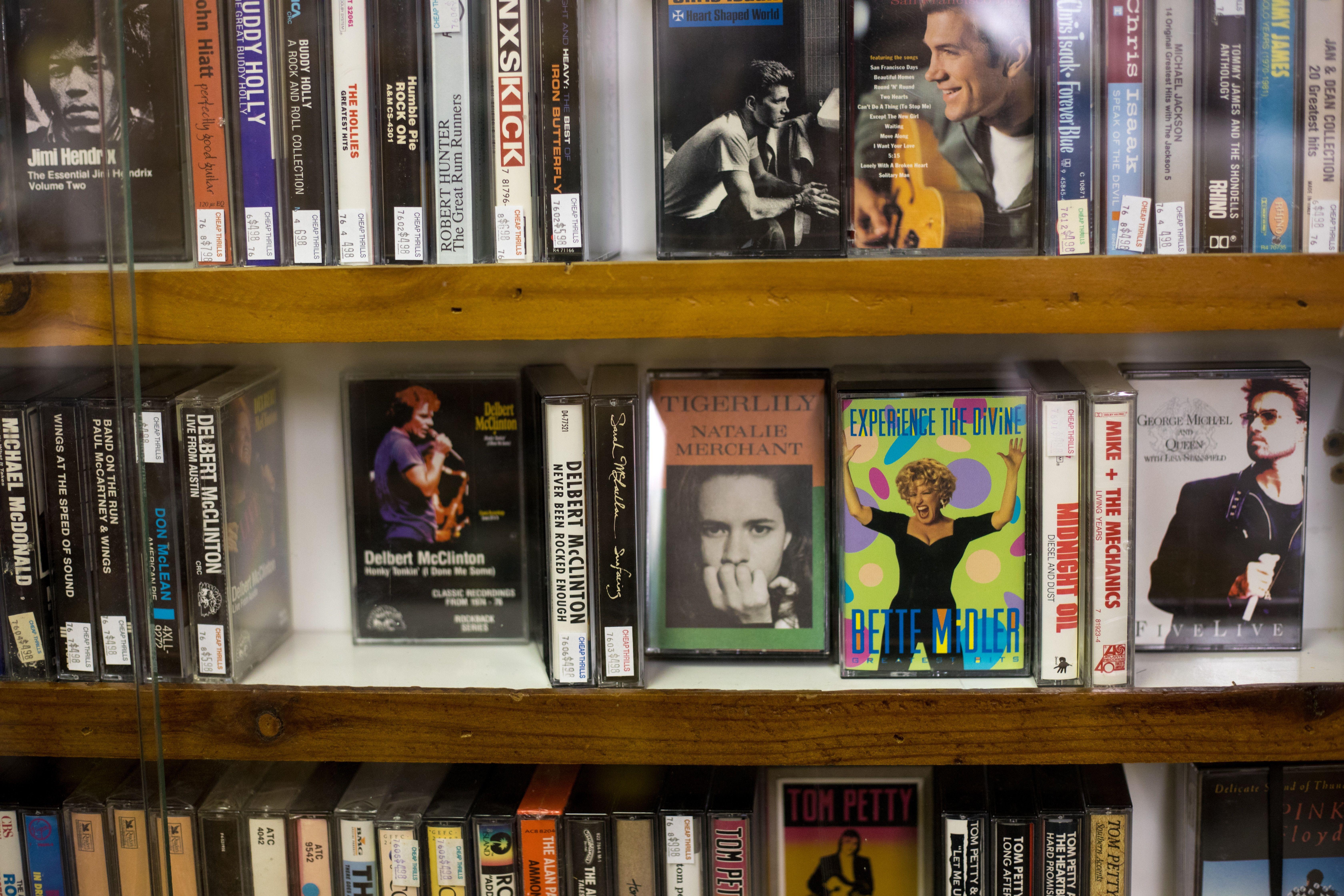 6720x4480 6720x4480 #shelf, #old, #classic, #shelves, #band, #album