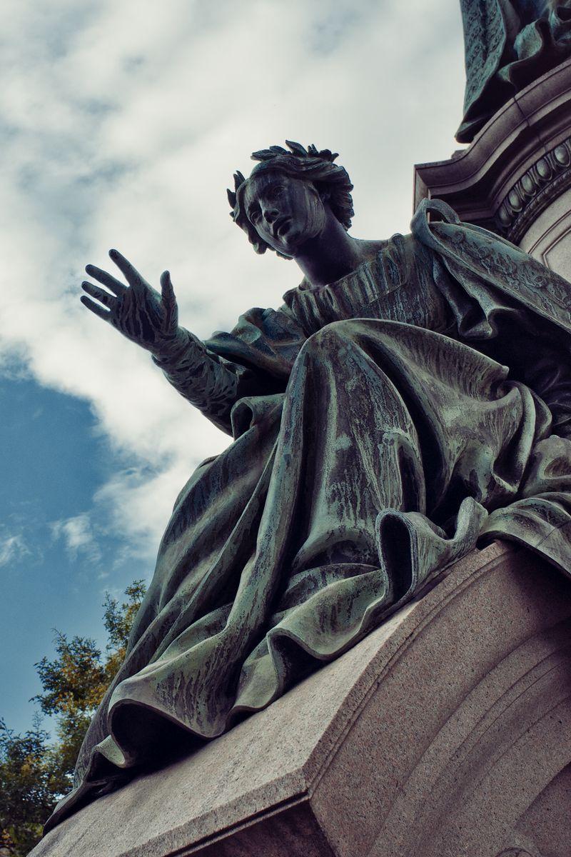 800x1200 Vintage Wallpaper iPhone Statue