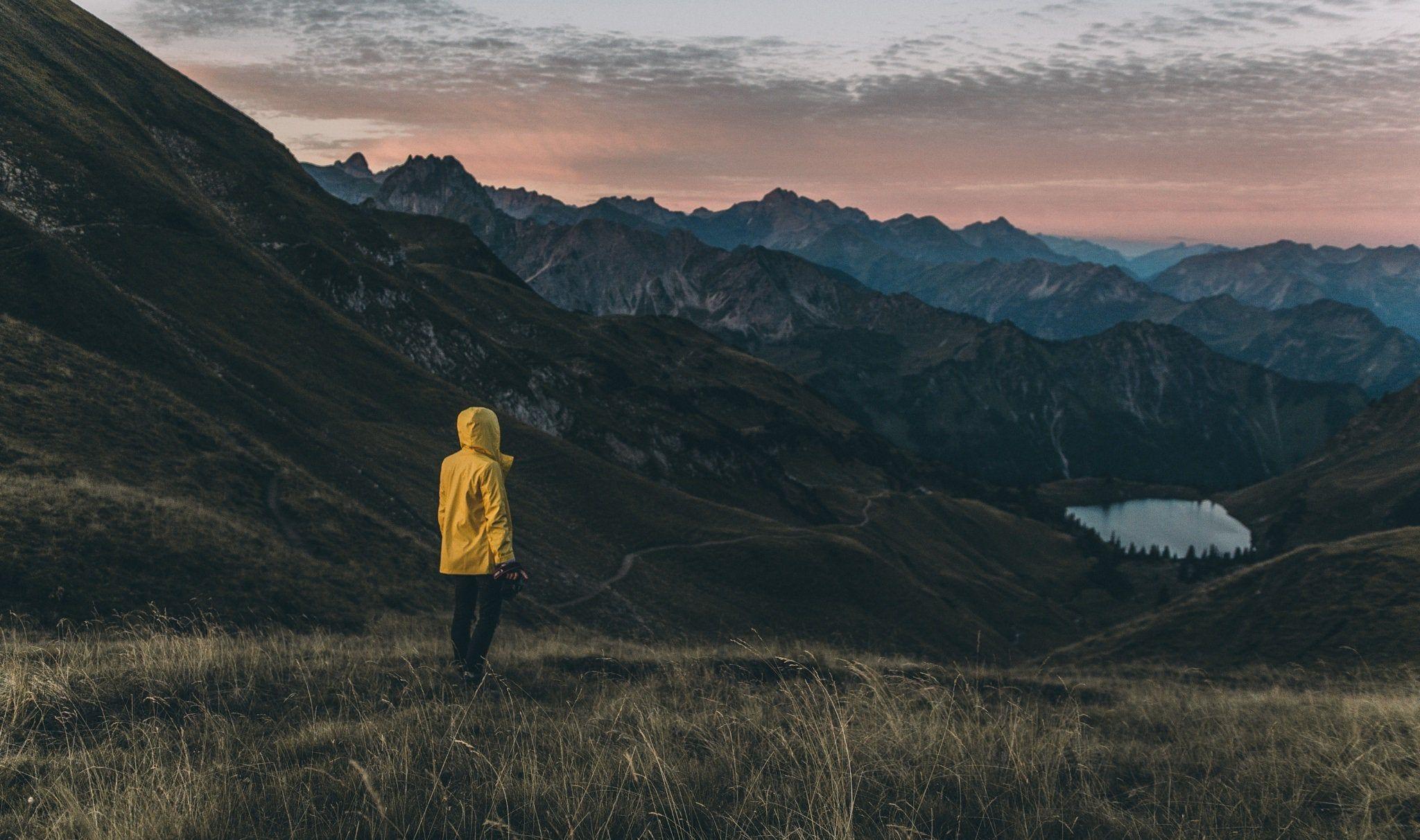 2048x1213 Atop a Mountain