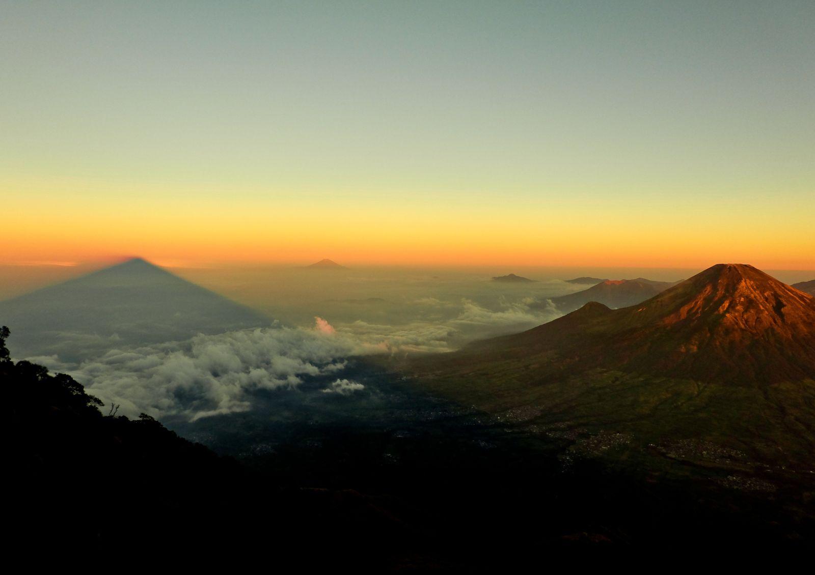 1600x1130 Nature Landscape Sunset Mountains Sunrise Scenery Wallpaper