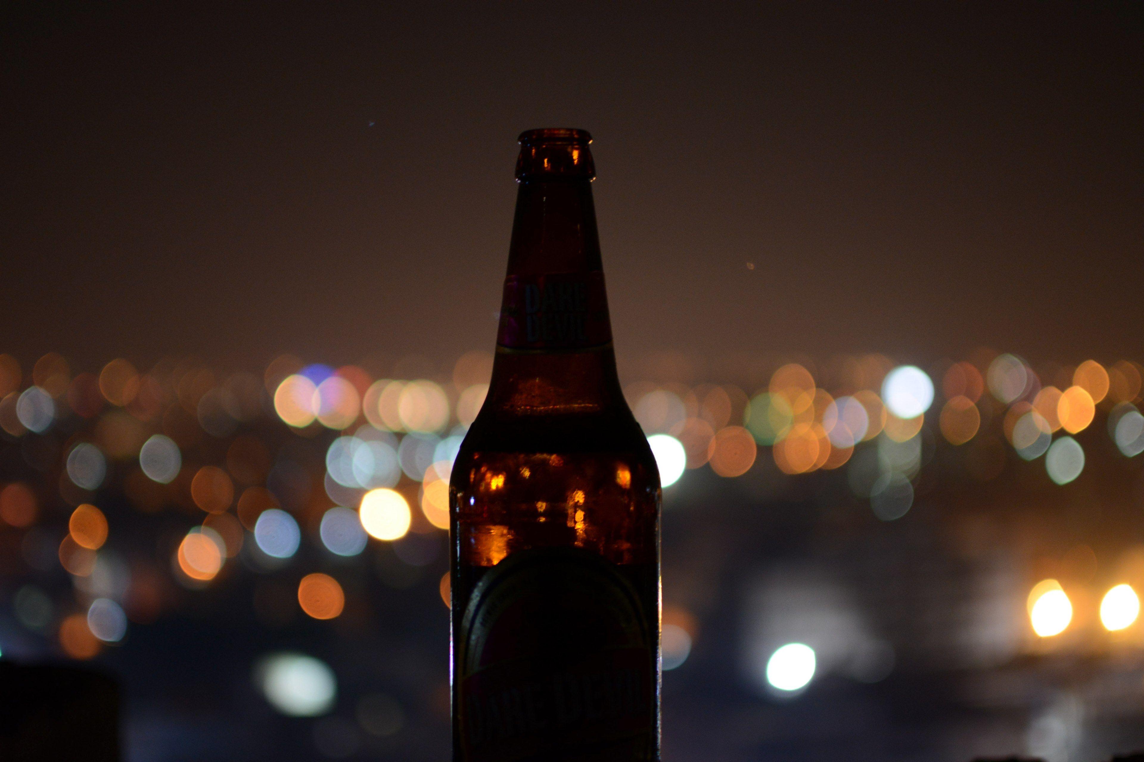 3840x2560 Wallpaper / macro view of a brown dare devil beer
