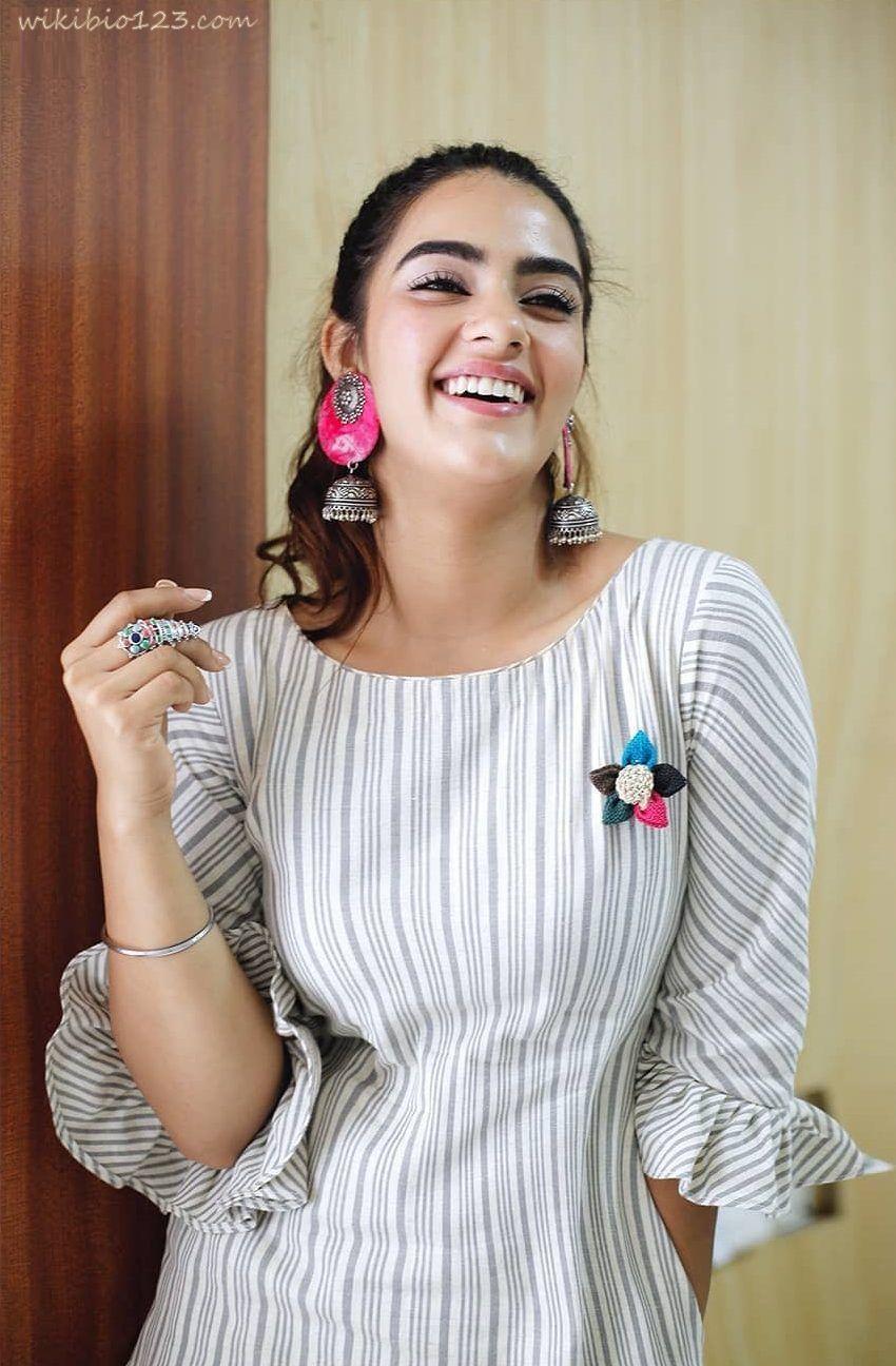 850x1296 Kavya Thapar wiki Bio Age Figure size Height HD Image Wallpaper