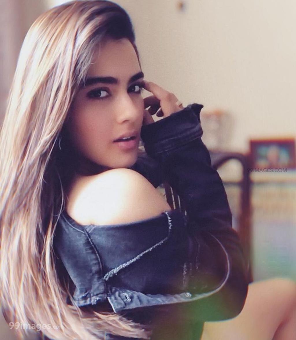 1025x1176 Kavya Thapar HD Wallpaper Desktop Background / Android