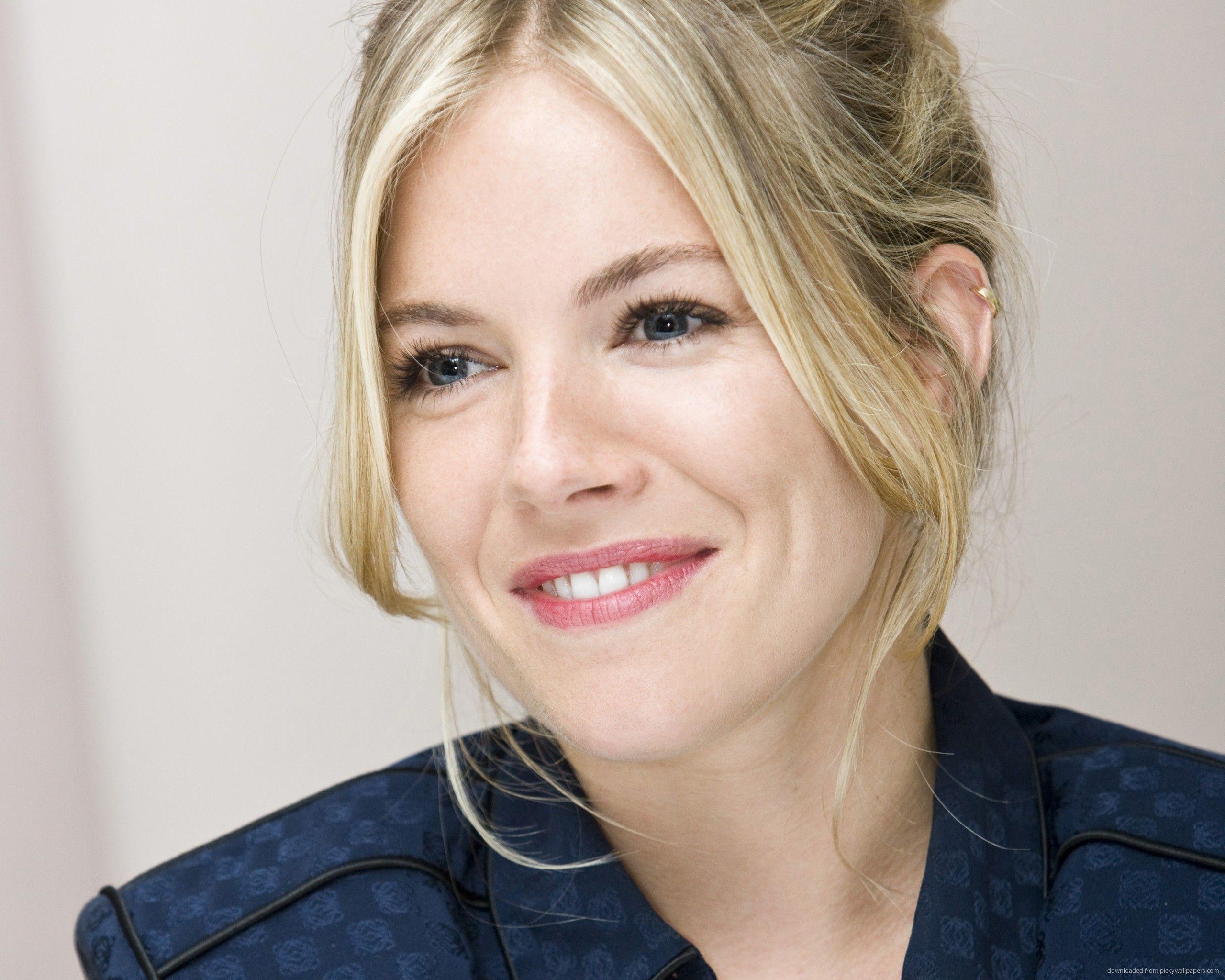 2560x2048 Sienna Miller wallpaperx2048