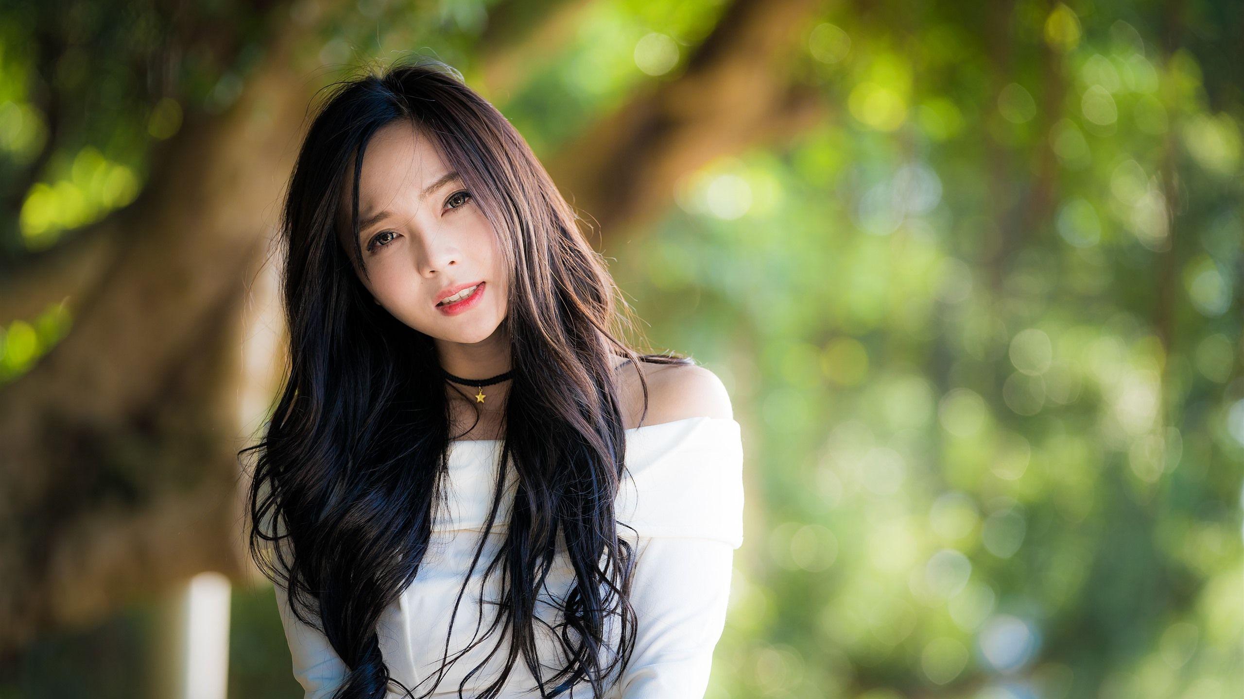 2560x1440 Wallpaper Beautiful Chinese girl, look, blurry background 3840x2160 UHD 4K Picture, Image