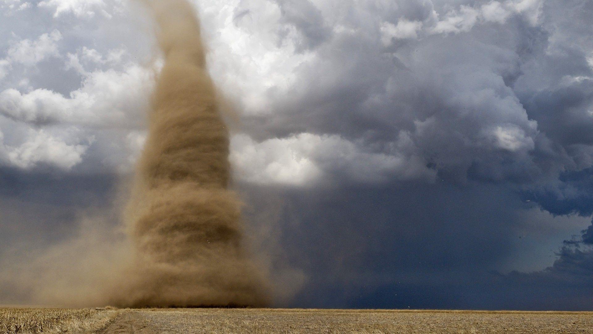 1920x1080 Tornado in the desert