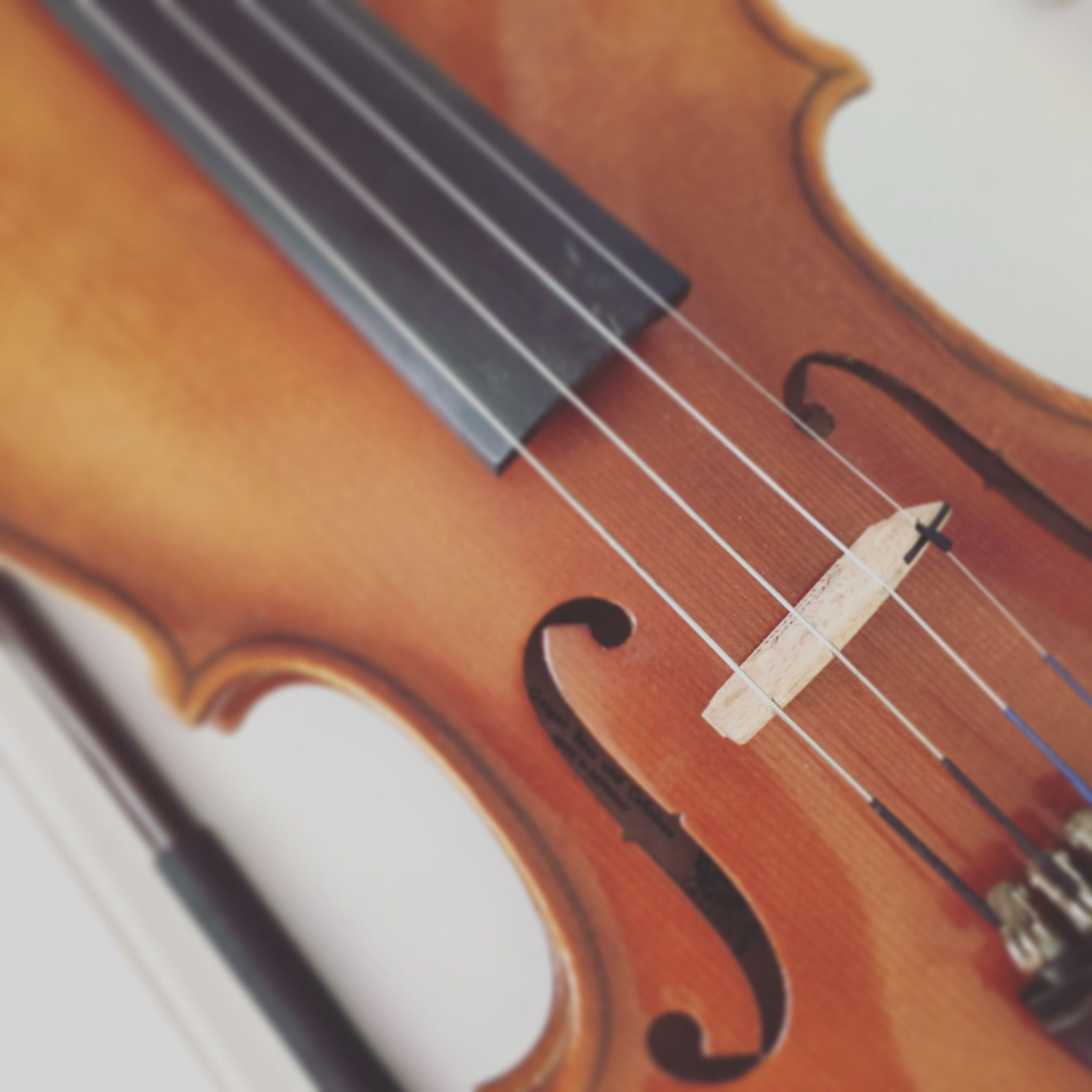 2448x2448 Violin iPhone Wallpaper