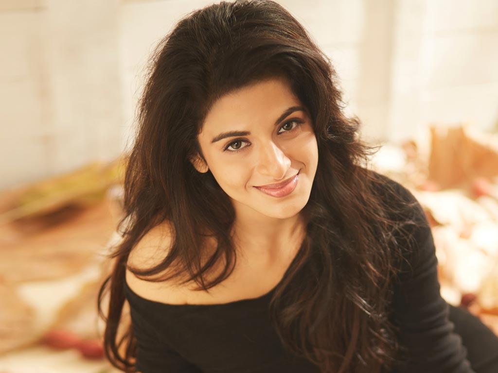 1024x768 Iswarya Menon HQ Wallpaper. Iswarya Menon Wallpaper