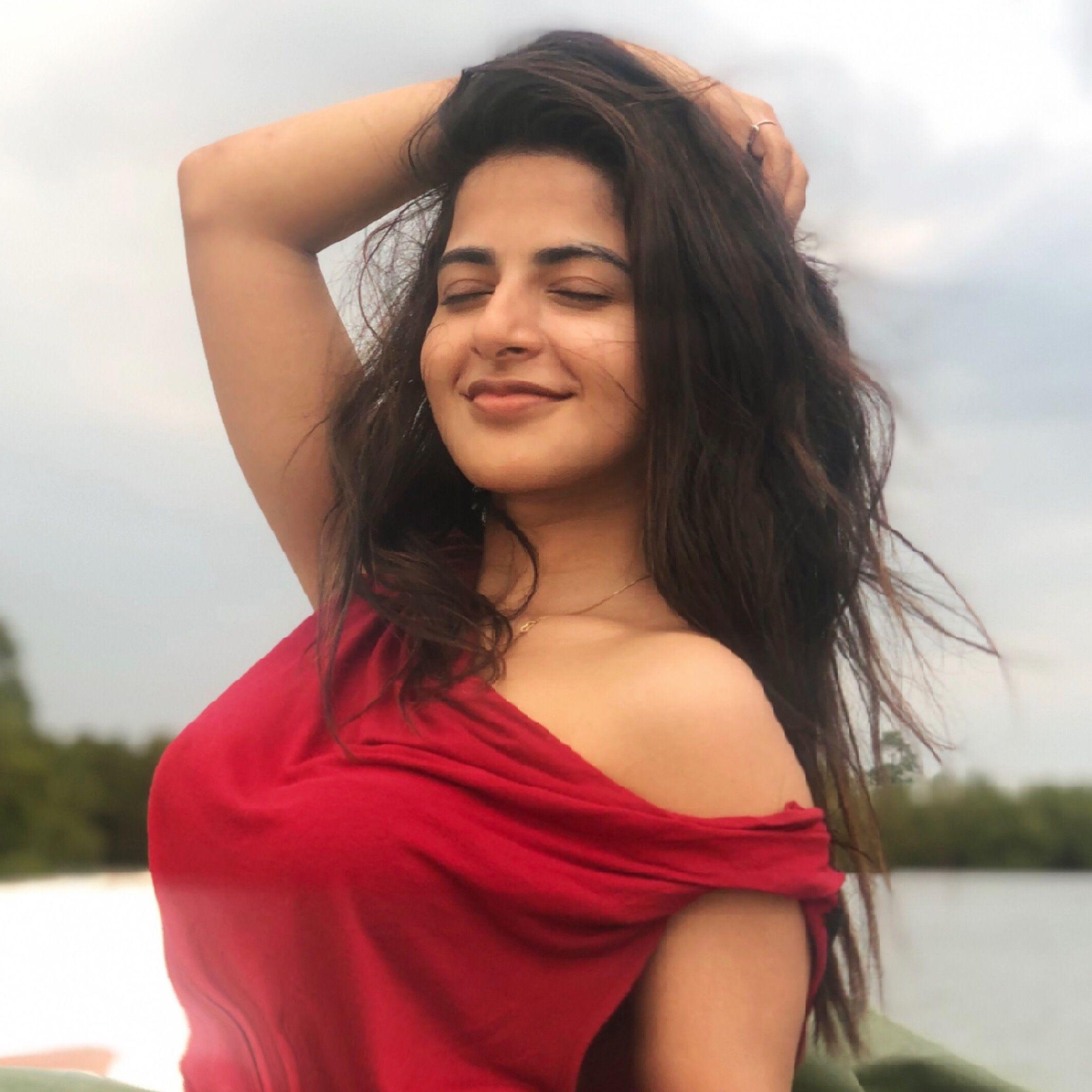 2127x2127 Actress Iswarya Menon