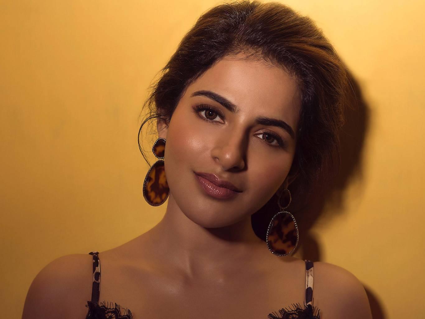 1366x1024 Iswarya Menon 4k Desktop Wallpaper