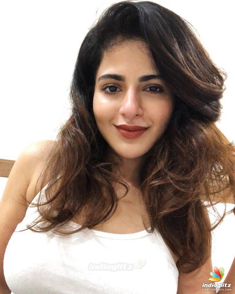 800x1000 Iswarya Menon Photo Actress photo, image, gallery, stills and clips
