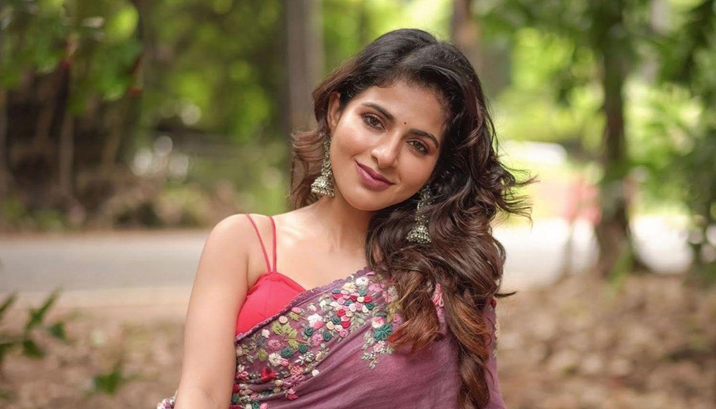 1400x800 Iswarya Menon saree stills Indian Actress