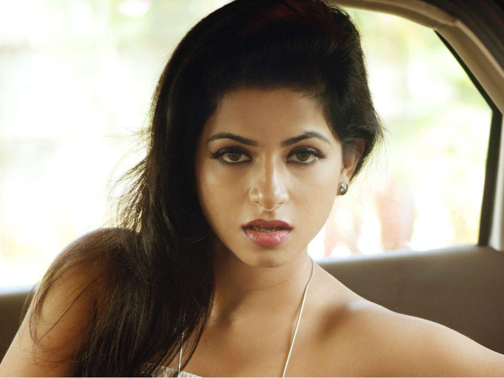 1024x768 Iswarya Menon HD Wallpaper. Latest Iswarya Menon Wallpaper HD Free Download (1080p to 2K)