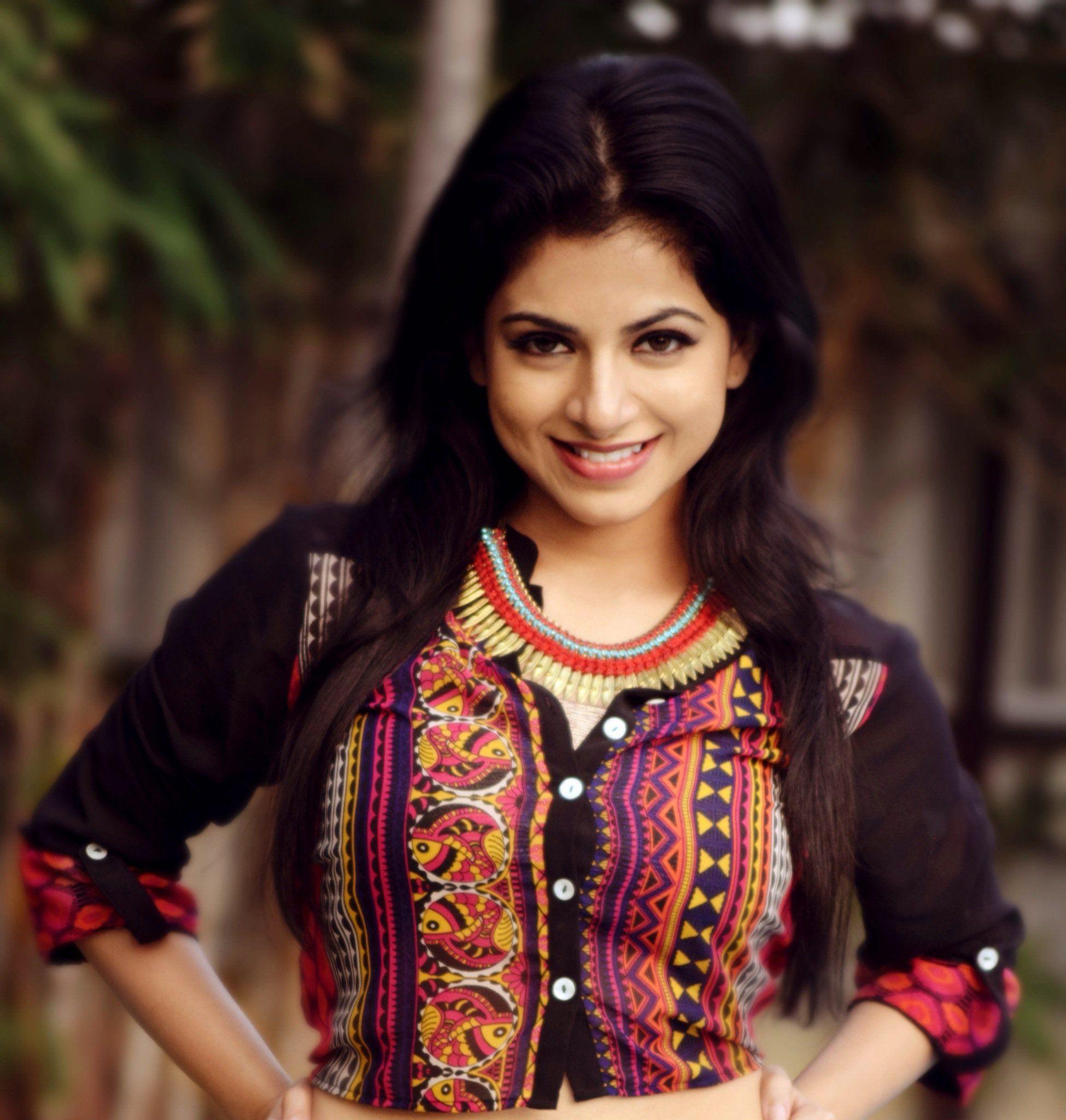 1950x2048 Actress Iswarya Menon New Photoshoot Image 5 Wallpaperx2048