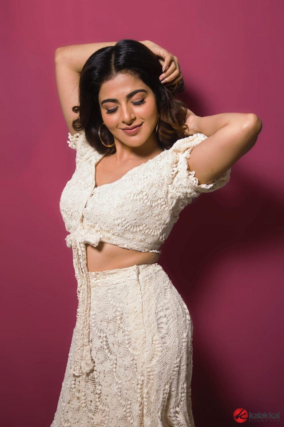 1200x1801 Actress Iswarya Menon New Photo