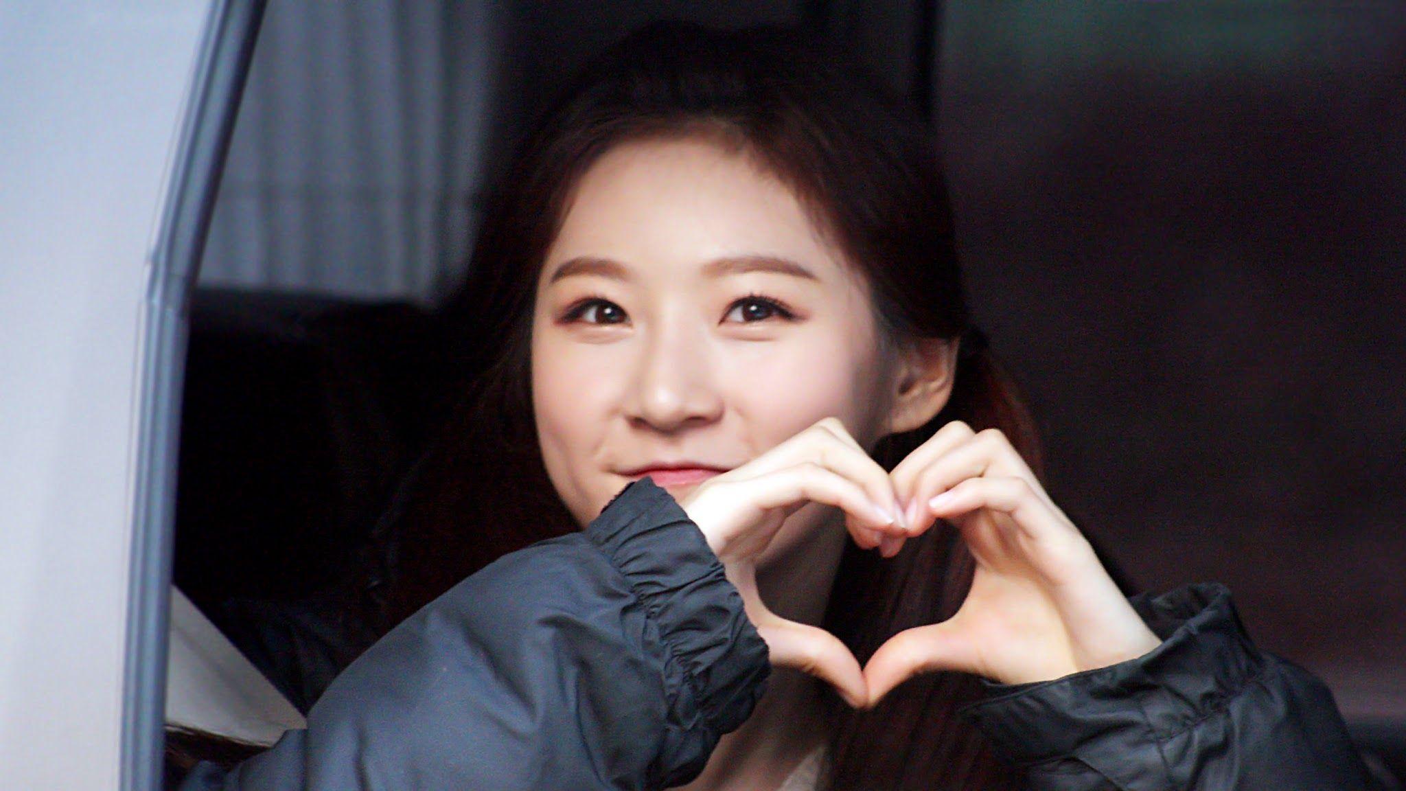2048x1152 Kim Sae Ron Wallpaper