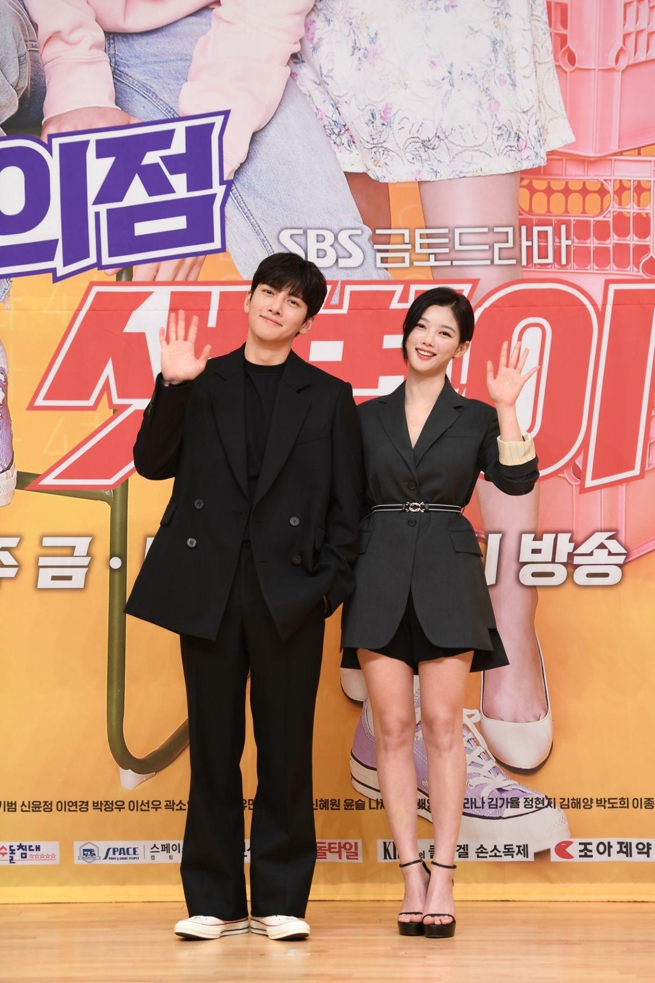 1280x1920 Backstreet Rookie' Draws Family, Rom Com Inside 24 Hour Convenience Store