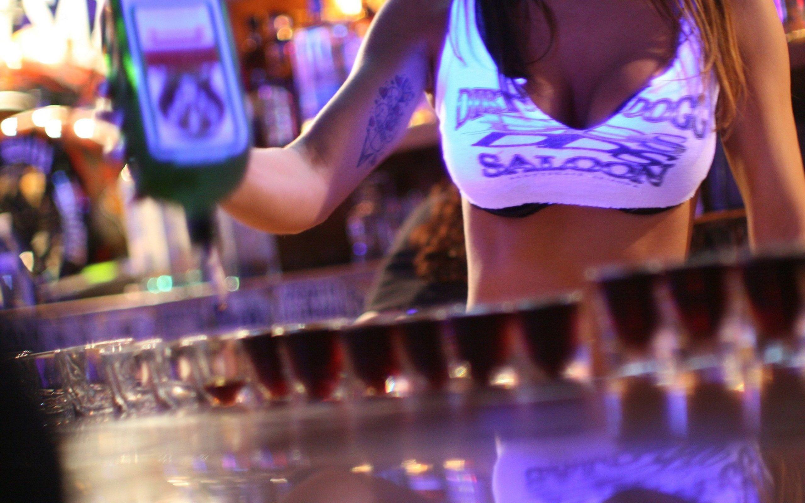 2560x1600 Wallpaper. Girls. photo. picture. the bartender, Whiskey, glasses, bar, chest