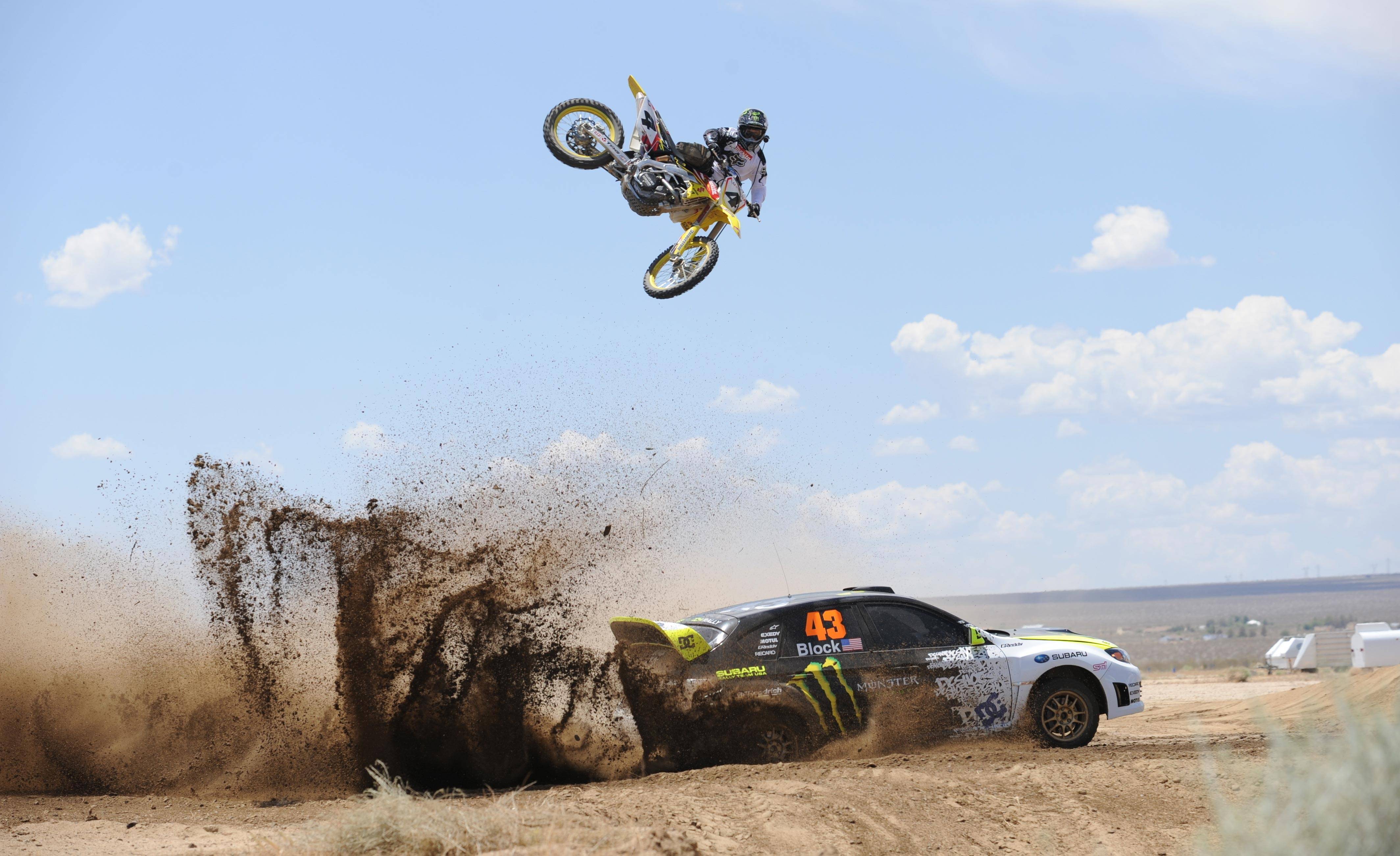 4256x2604 Dirt Bike Background