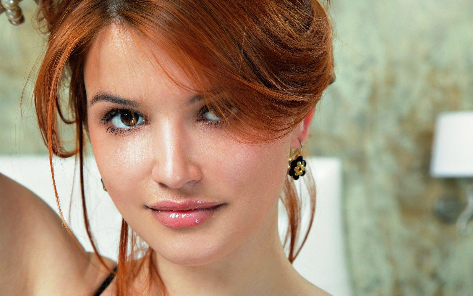 1600x1000 Debby Ryan Wallpaper
