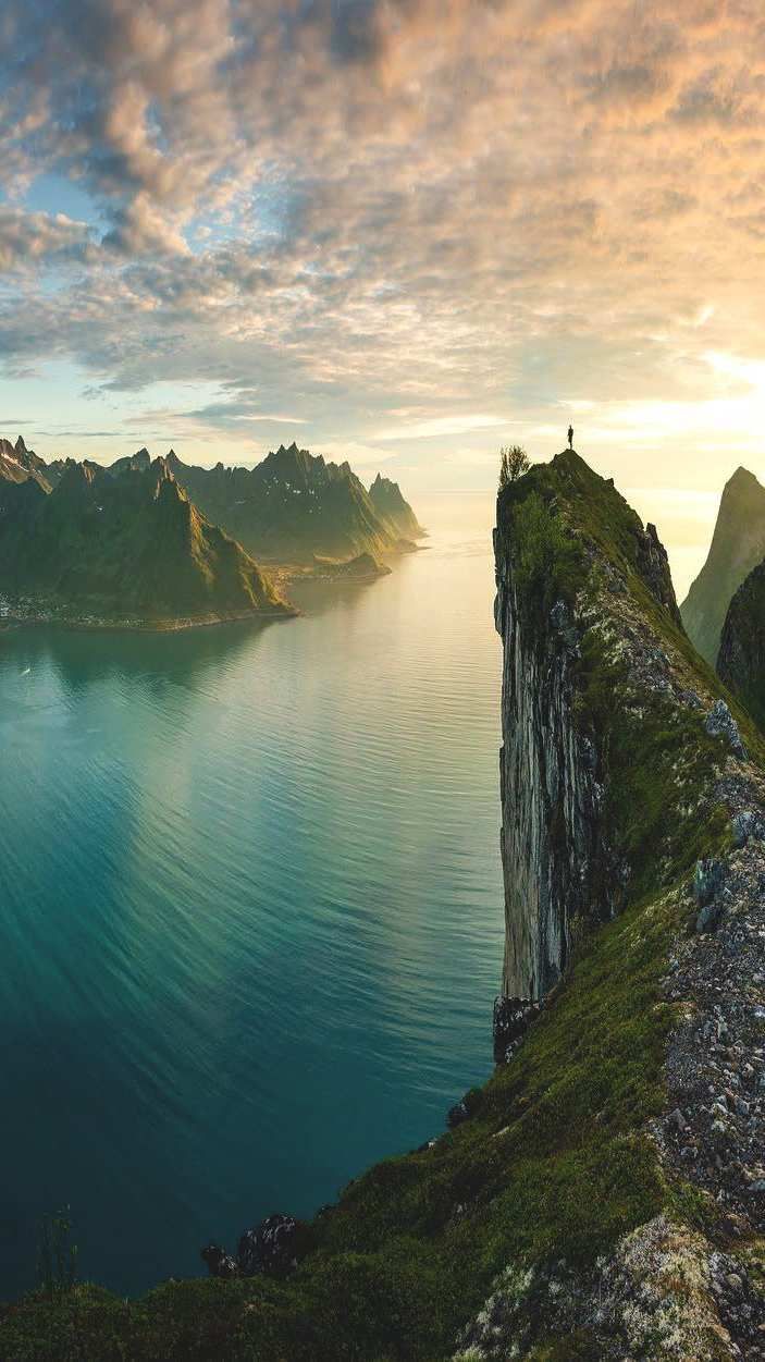 703x1251 Breathtaking Cliff Views in Europe. Voyage norvege, Lillehammer, Merveilles du monde