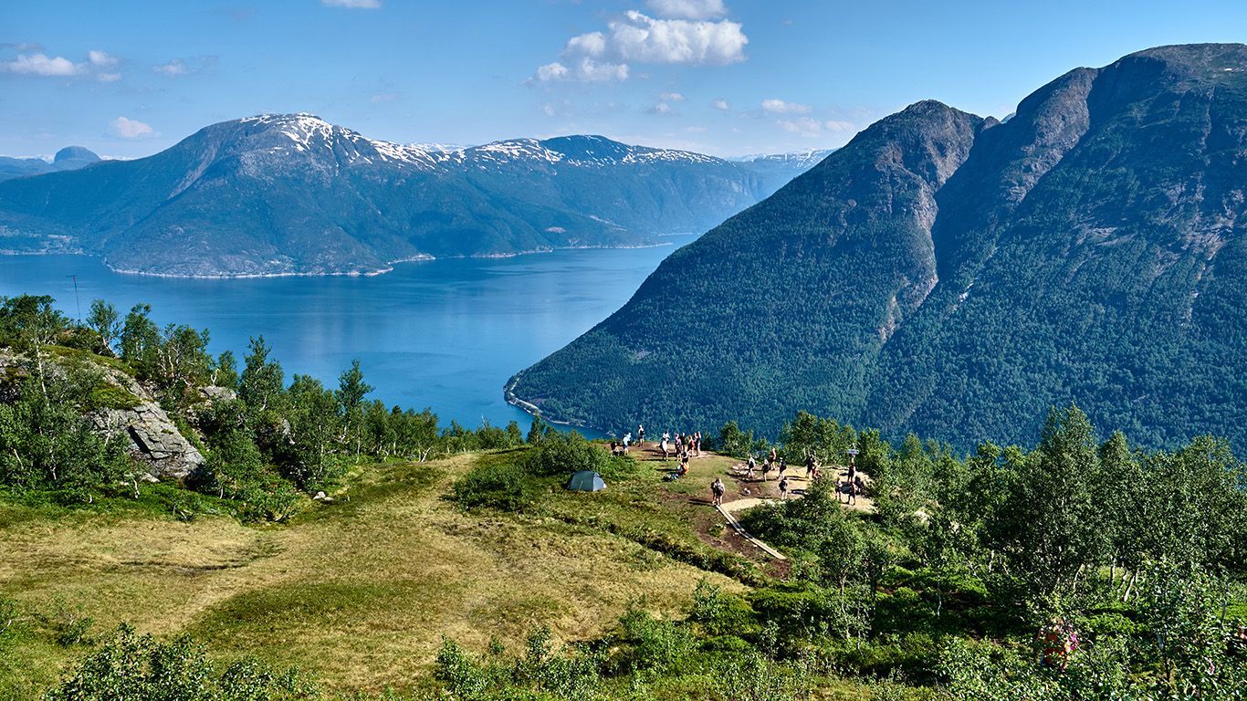 1366x768 Hiking in the Norwegian Mountains