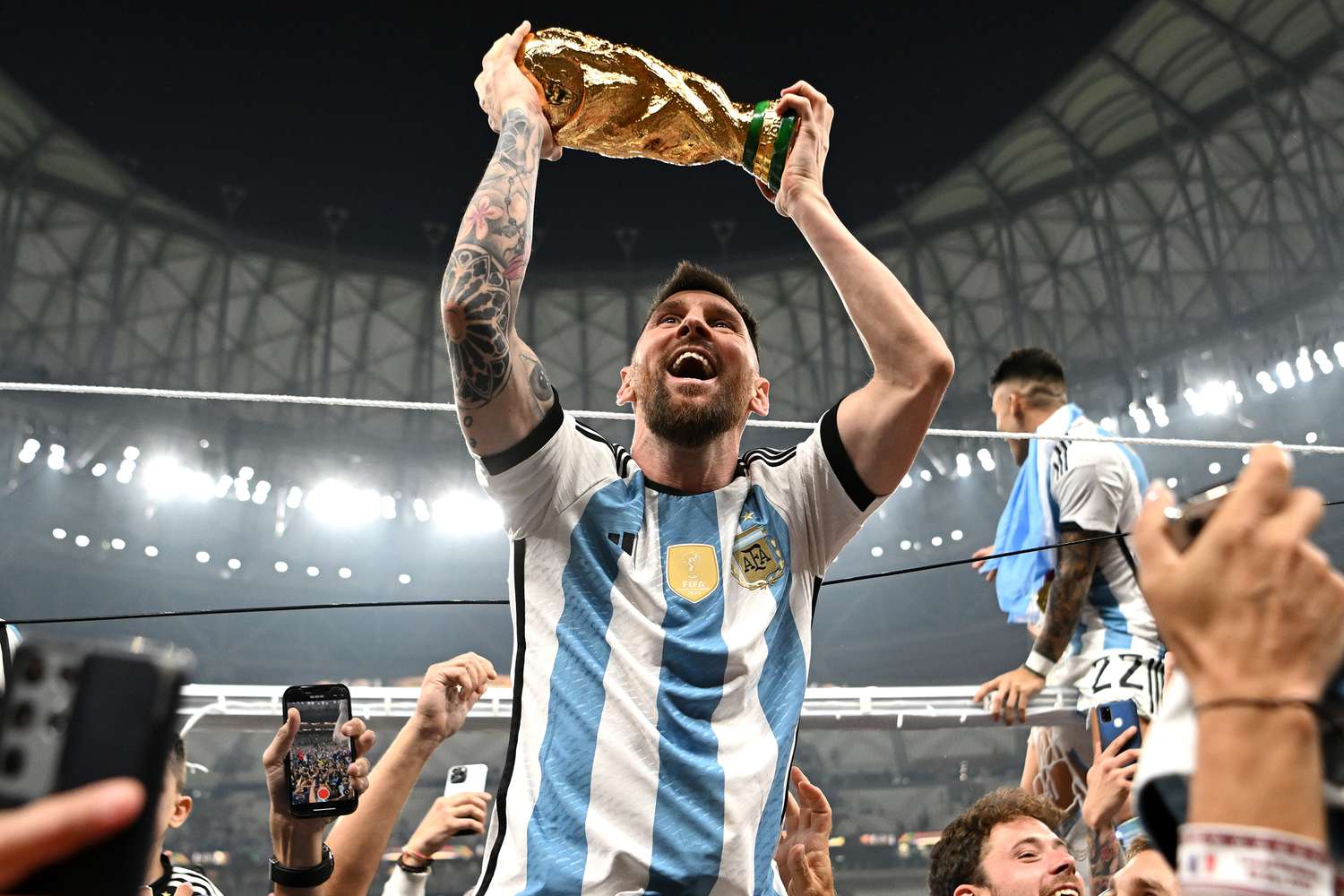 1500x1000 Messi World Cup Trophy Wallpaper