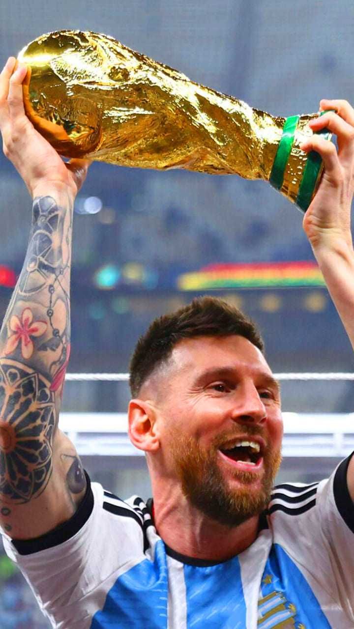 720x1280 Messi Holding World Cup Wallpaper