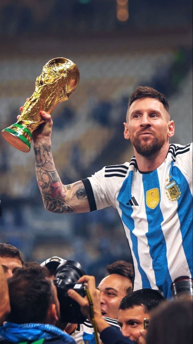 676x1200 Lionel Messi