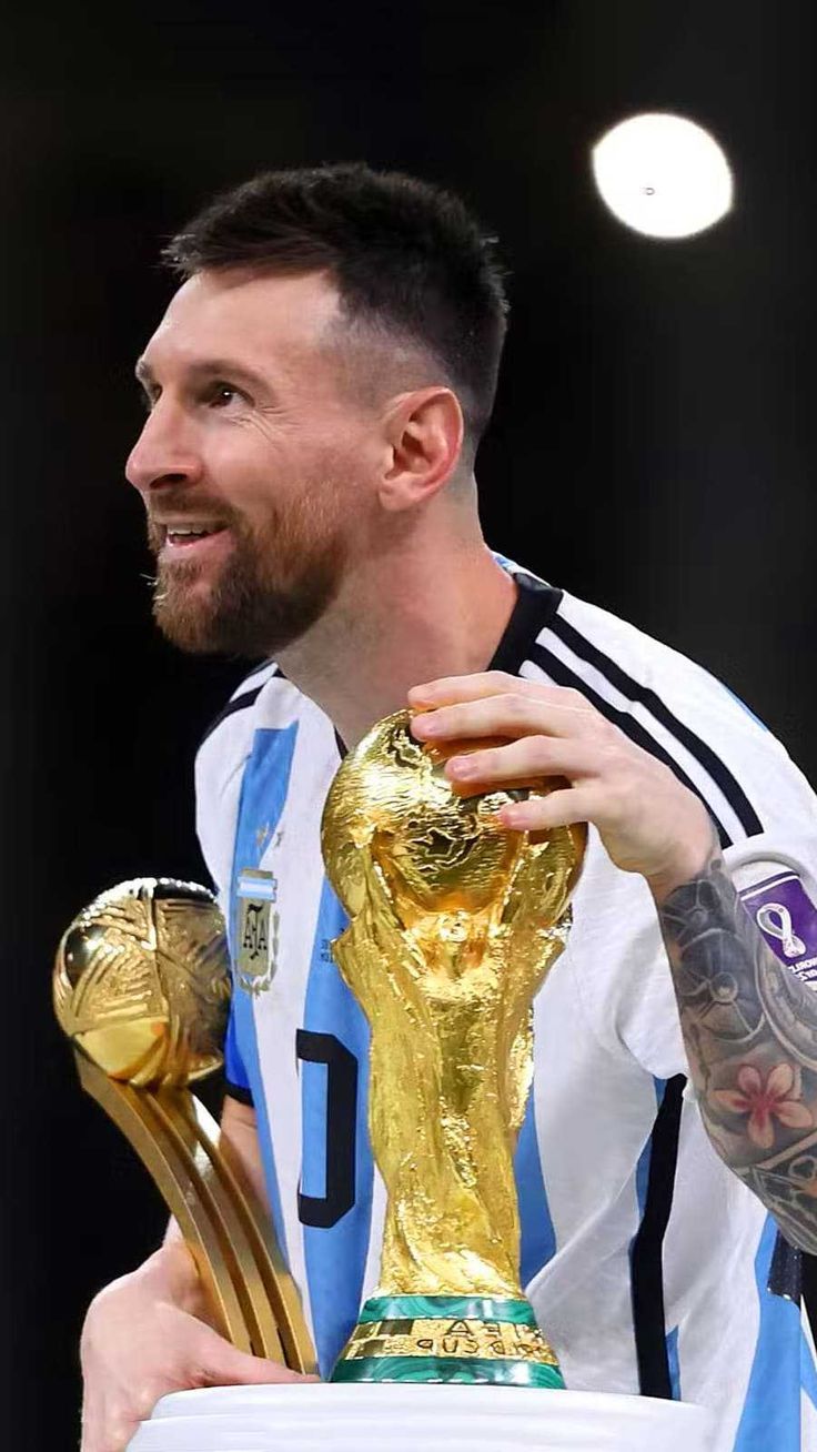 736x1308 Messi World Cup Trophy Wallpaper
