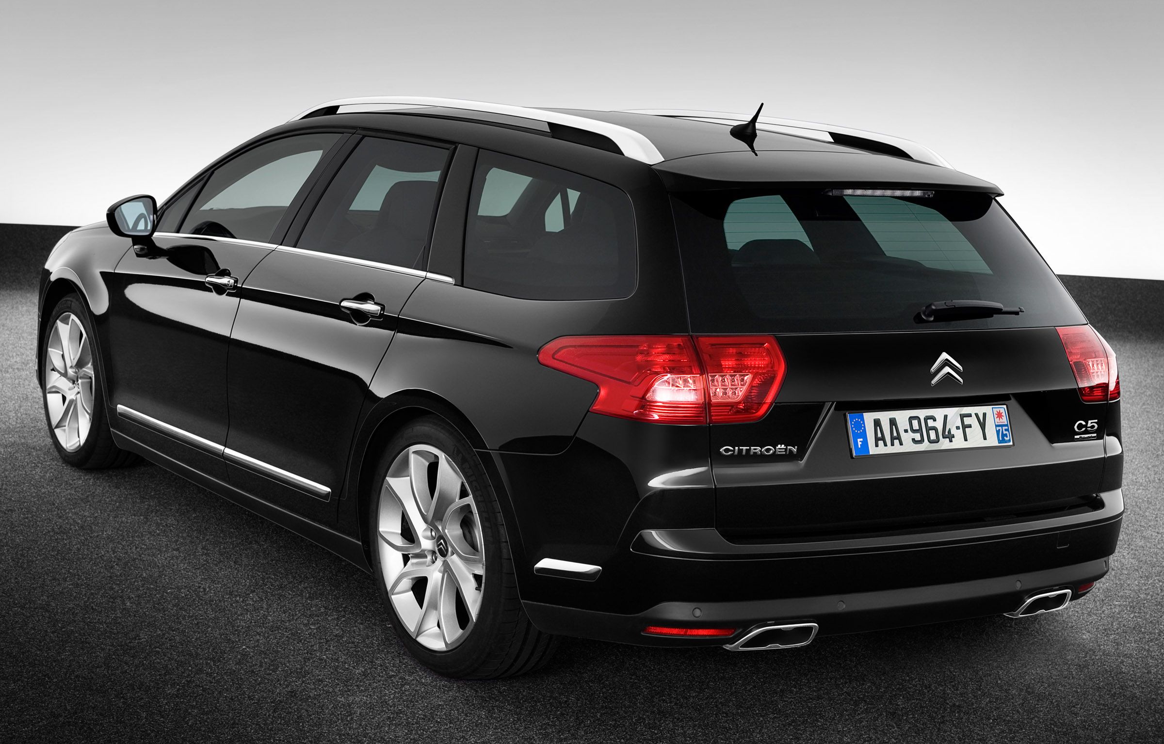 2400x1535 Citroen C5 Wallpaper