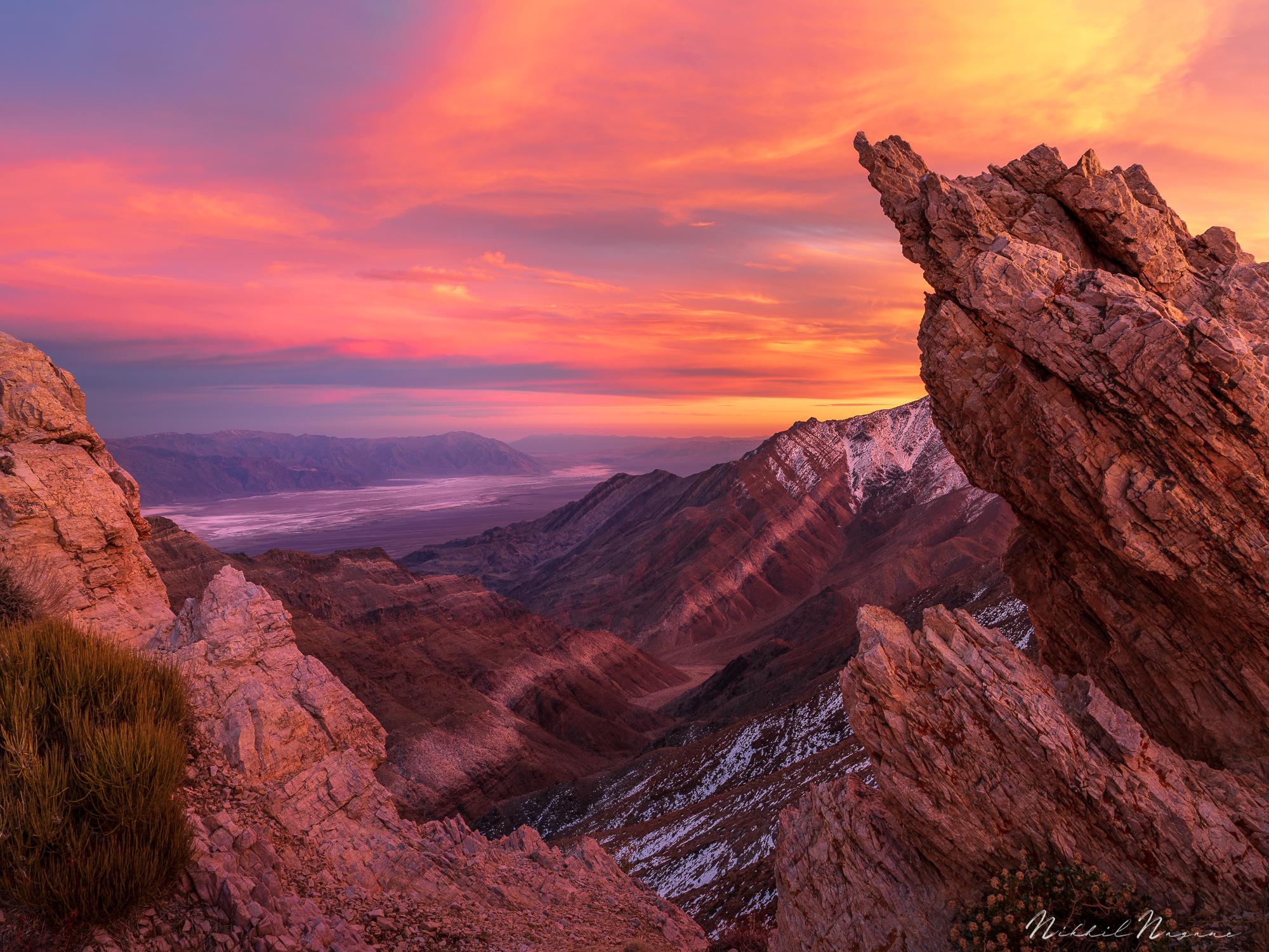 2000x1500 A window to Death valley. A sunset in Death Valley National Park, CA [OC][2000X1500]