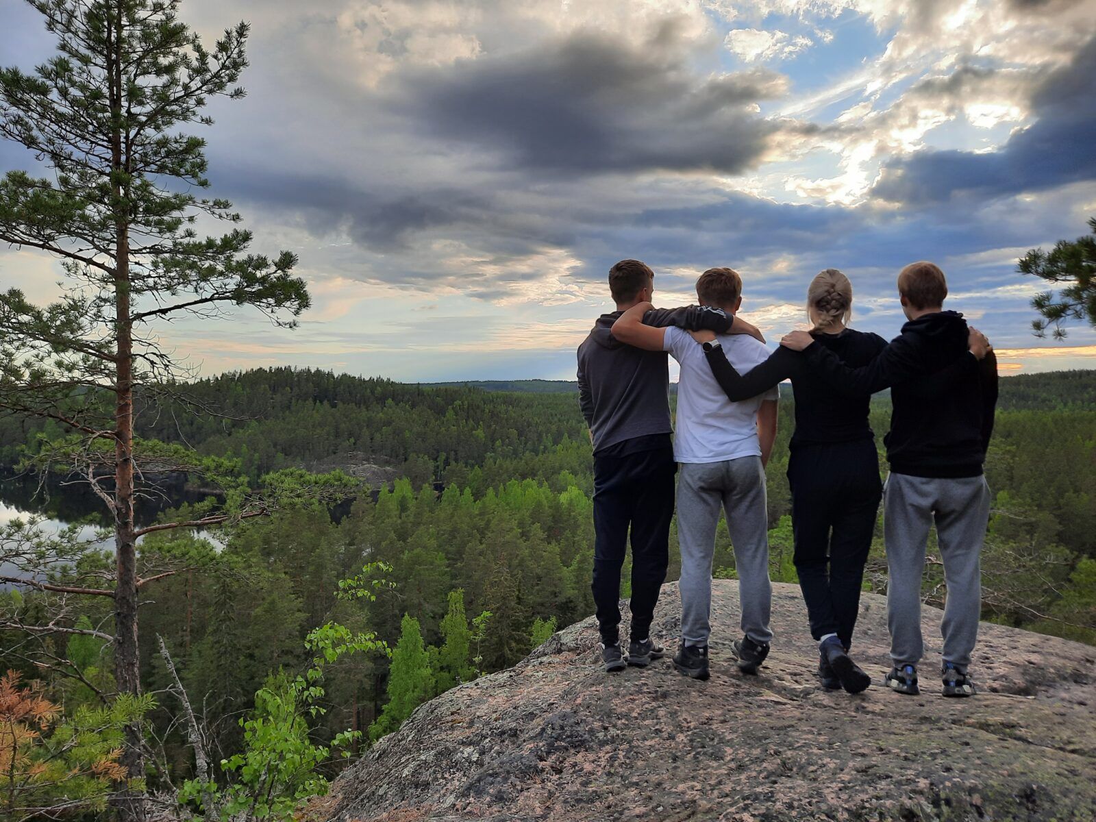 1600x1200 Nature is also good for young people