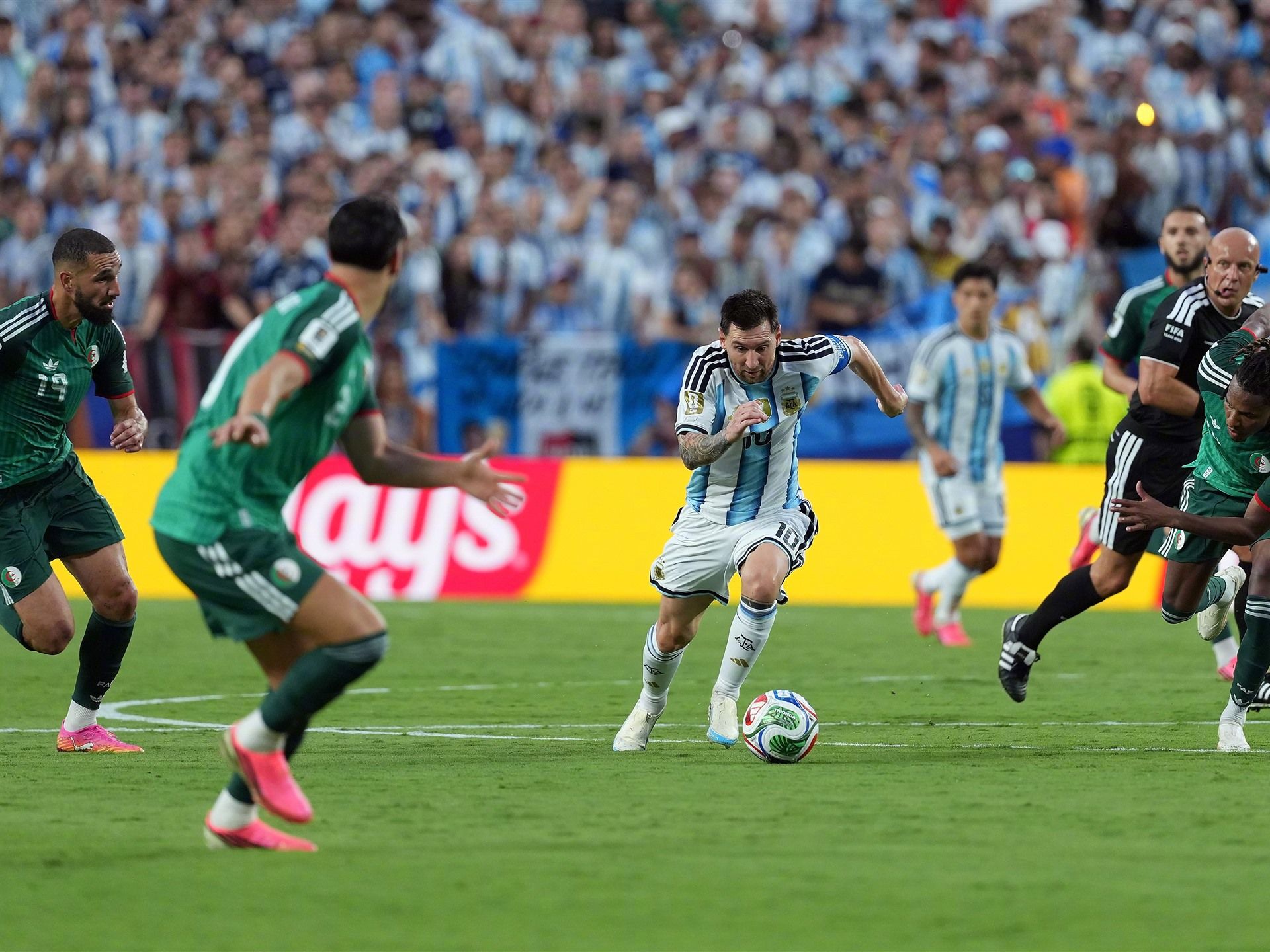 1920x1440 Argentina vs Algeria Lionel Messi 2026 FIFA World Cup Photo 5K